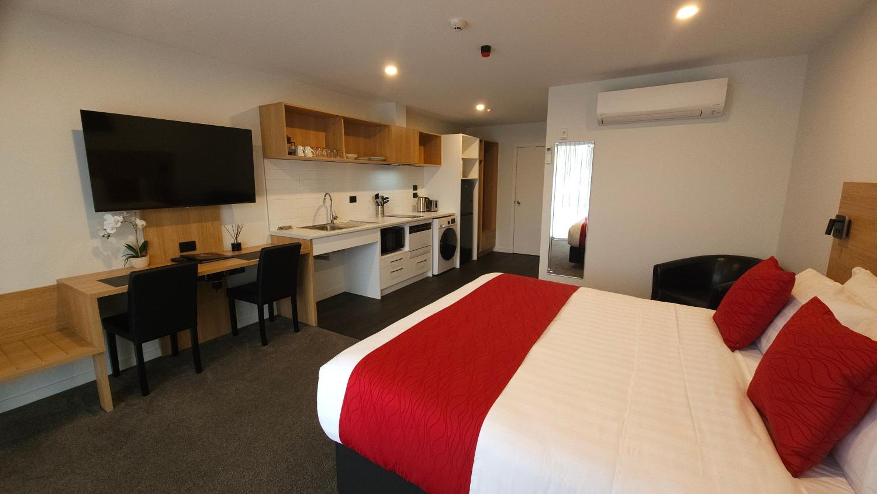 Premium Wheelchair Accessible Studio Apartment - Photo 4