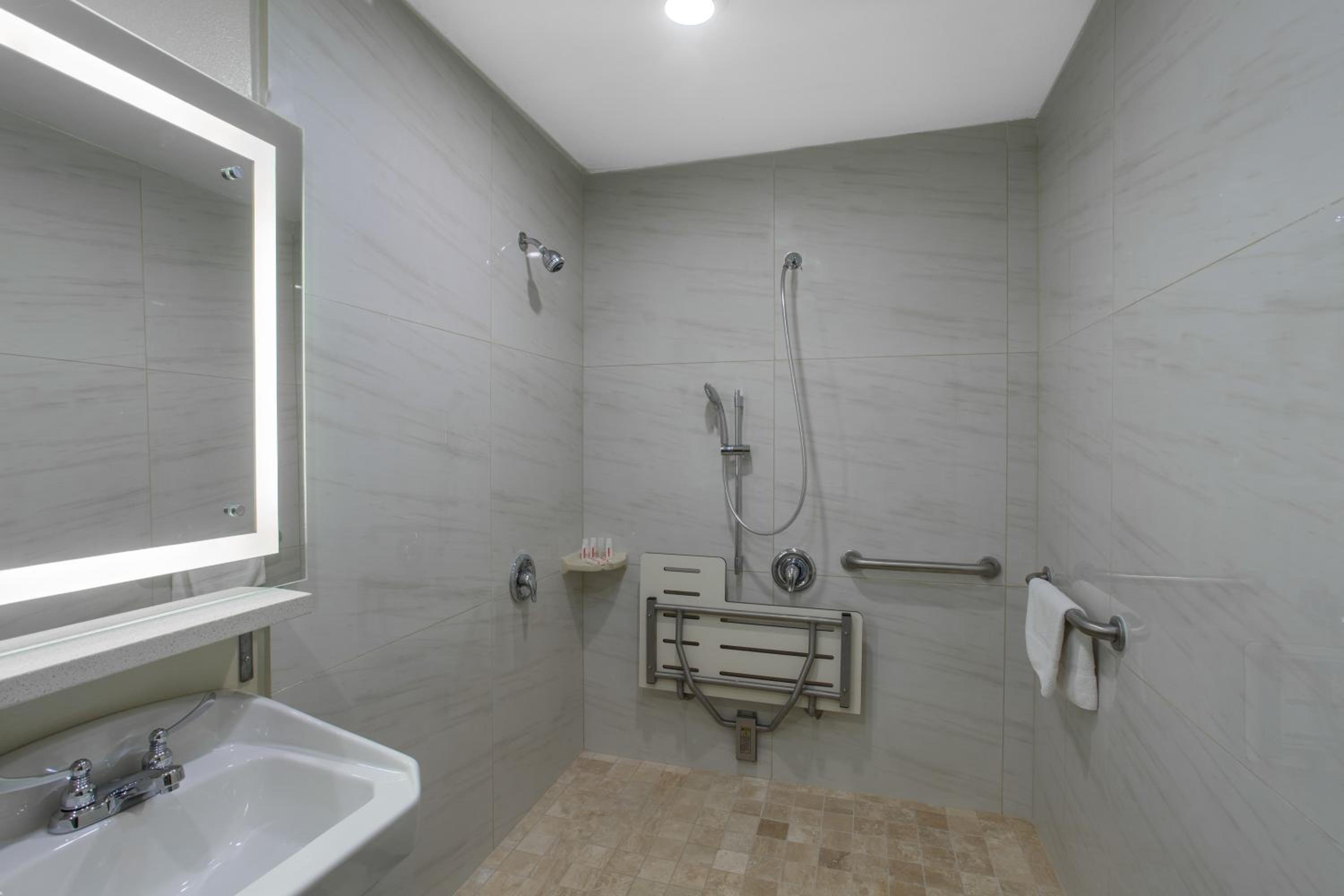 Double Room with Mobility/Hearing Impaired Access - Non-Smoking photo 2