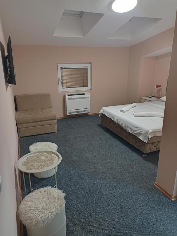 Deluxe Double Room (2 Adults + 1 Child)