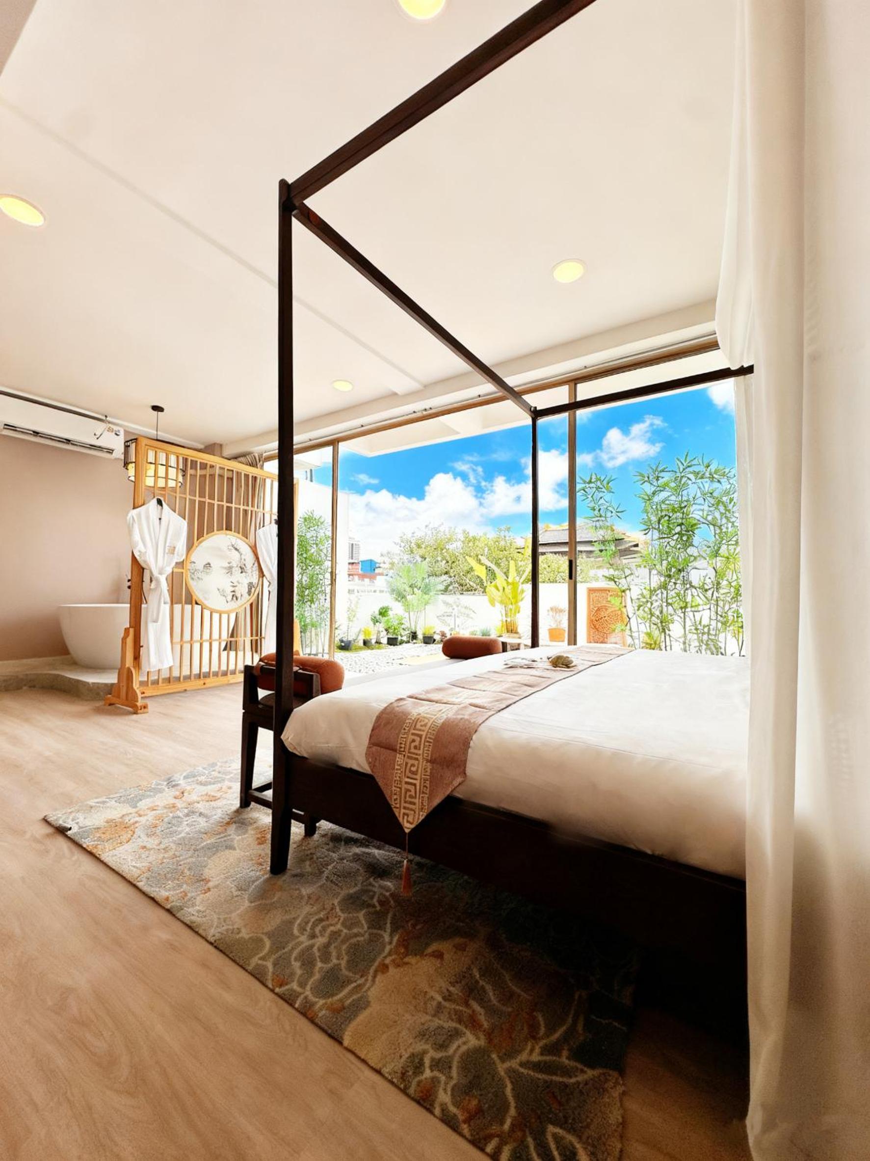 Queen Room with Garden View