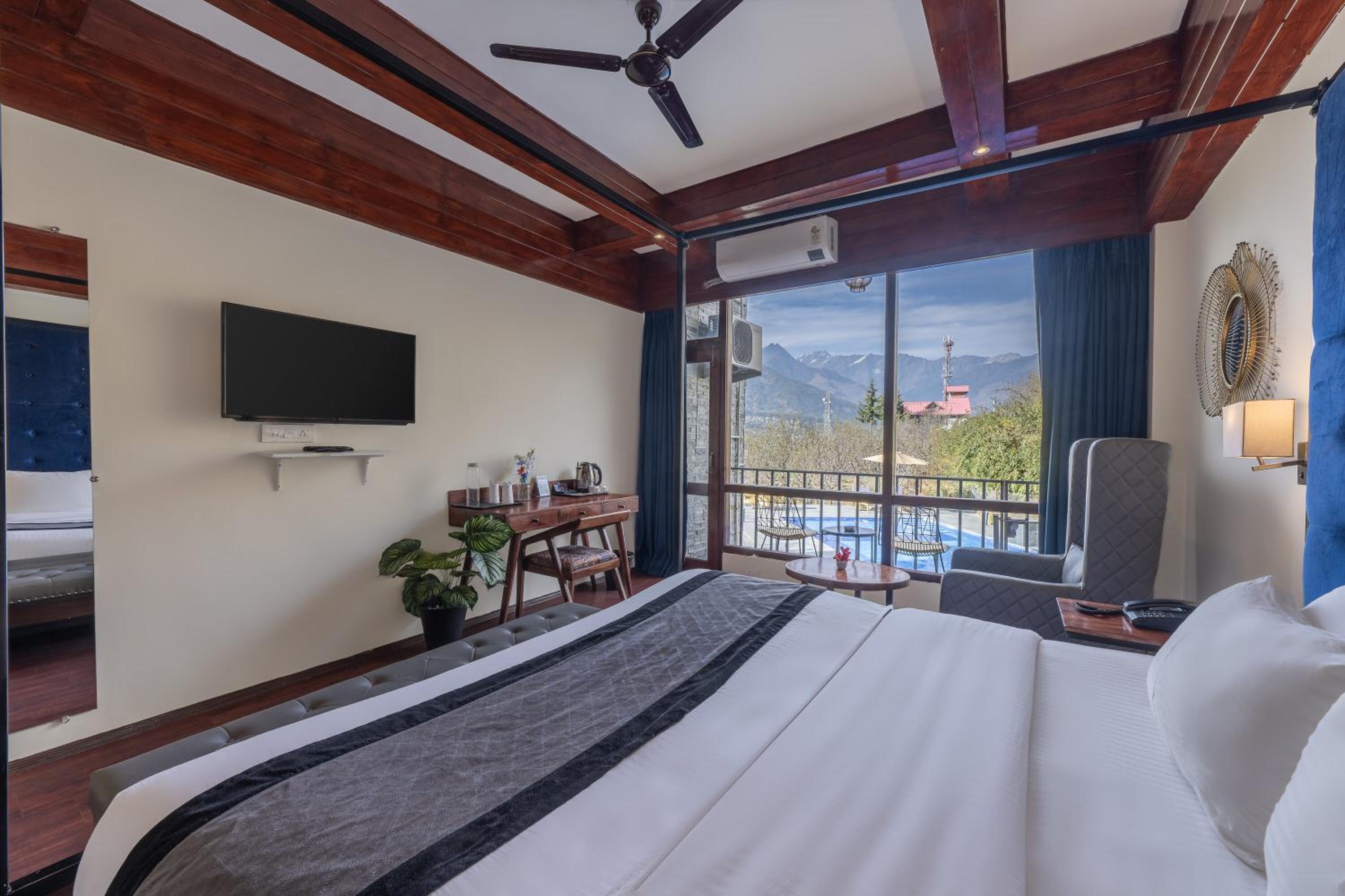 Double Room with Pool View photo 3