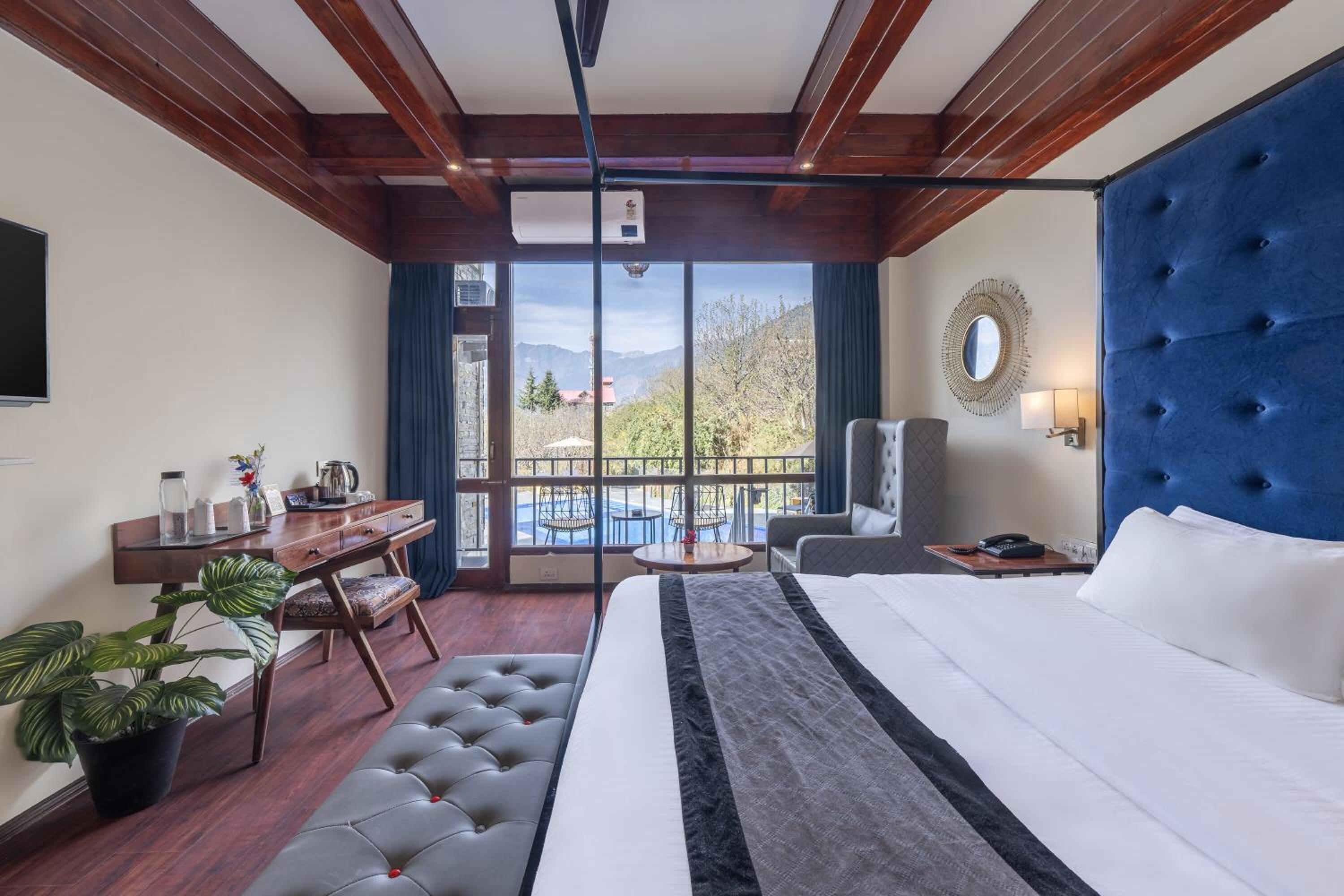 Double Room with Pool View photo 2