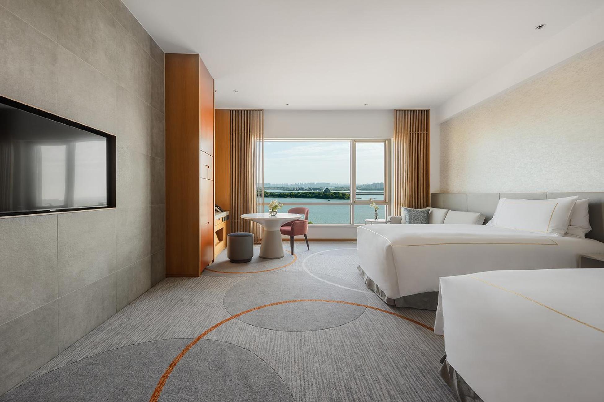 Premium Twin Room with Two Twin Beds, Lake View and High Floor - Photo 2