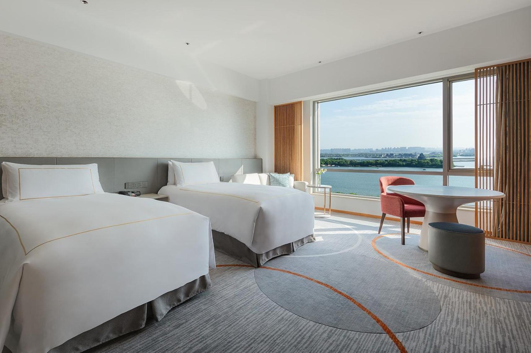 Premium Twin Room with Two Twin Beds, Lake View and High Floor - Photo 1