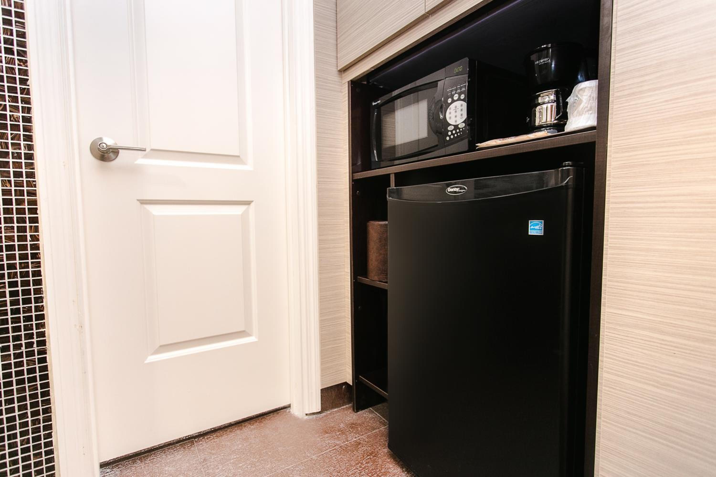 Deluxe King Room with Kitchenette photo 2