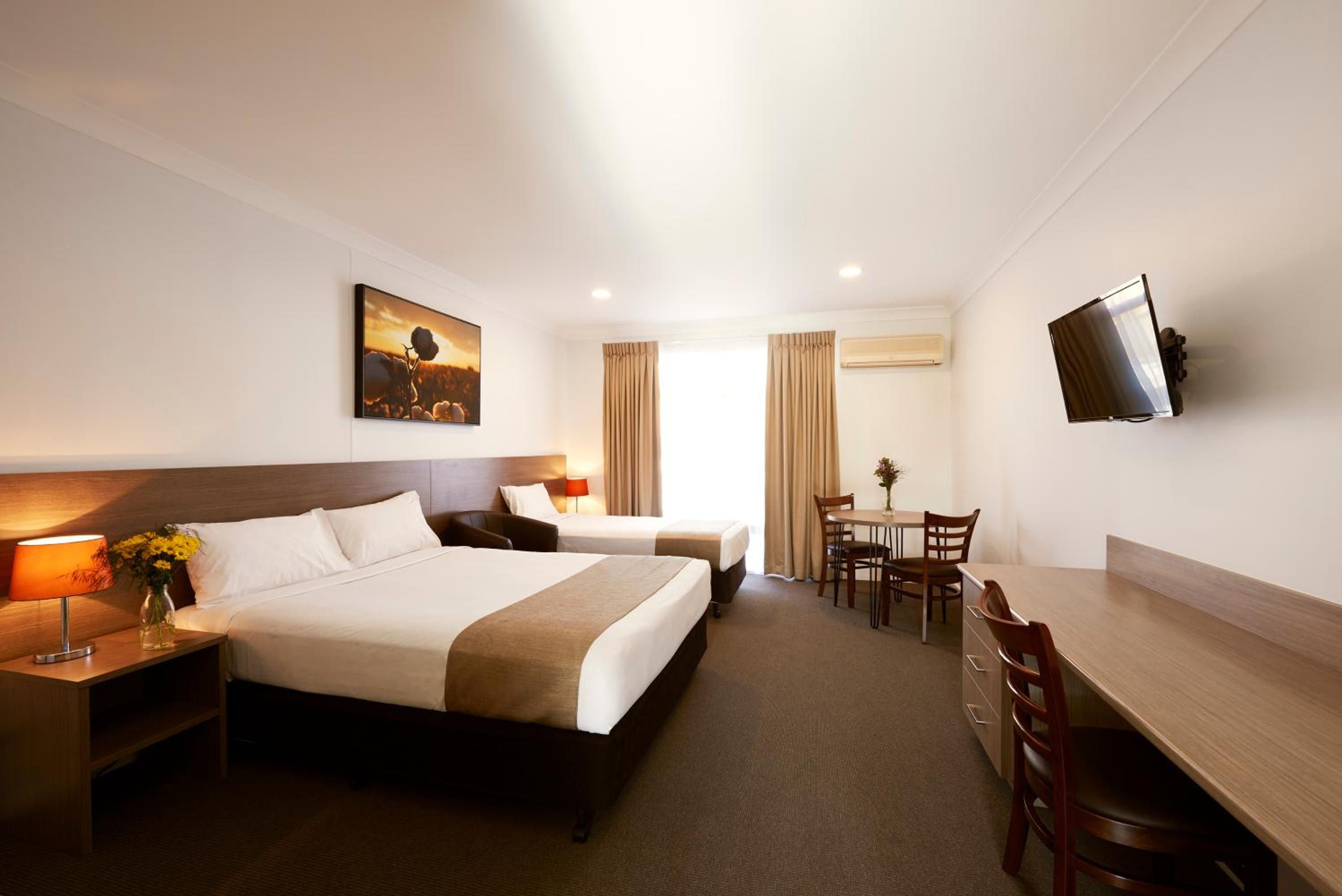 Deluxe Double or Twin Suite photo 2