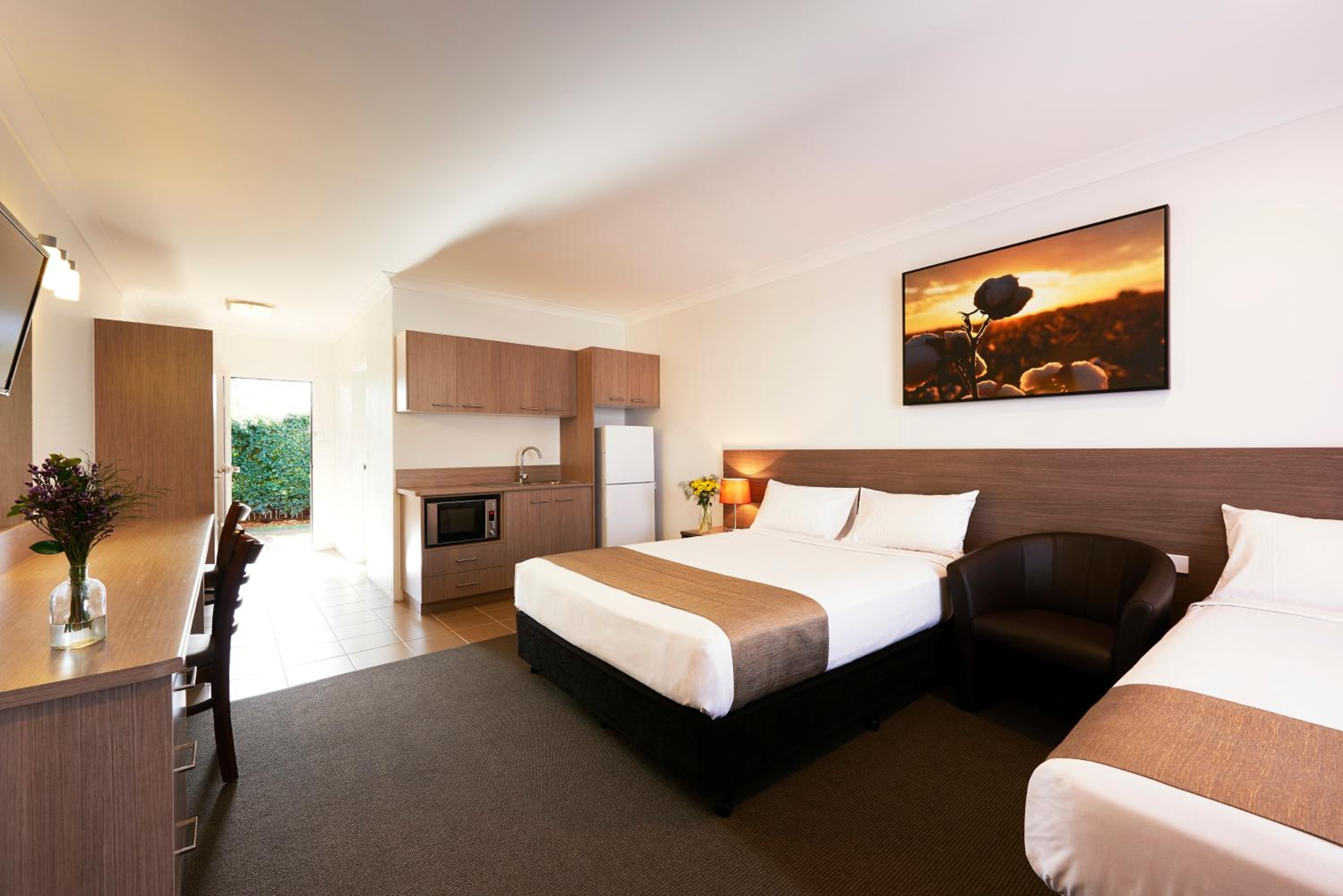 Deluxe Double or Twin Suite photo 3