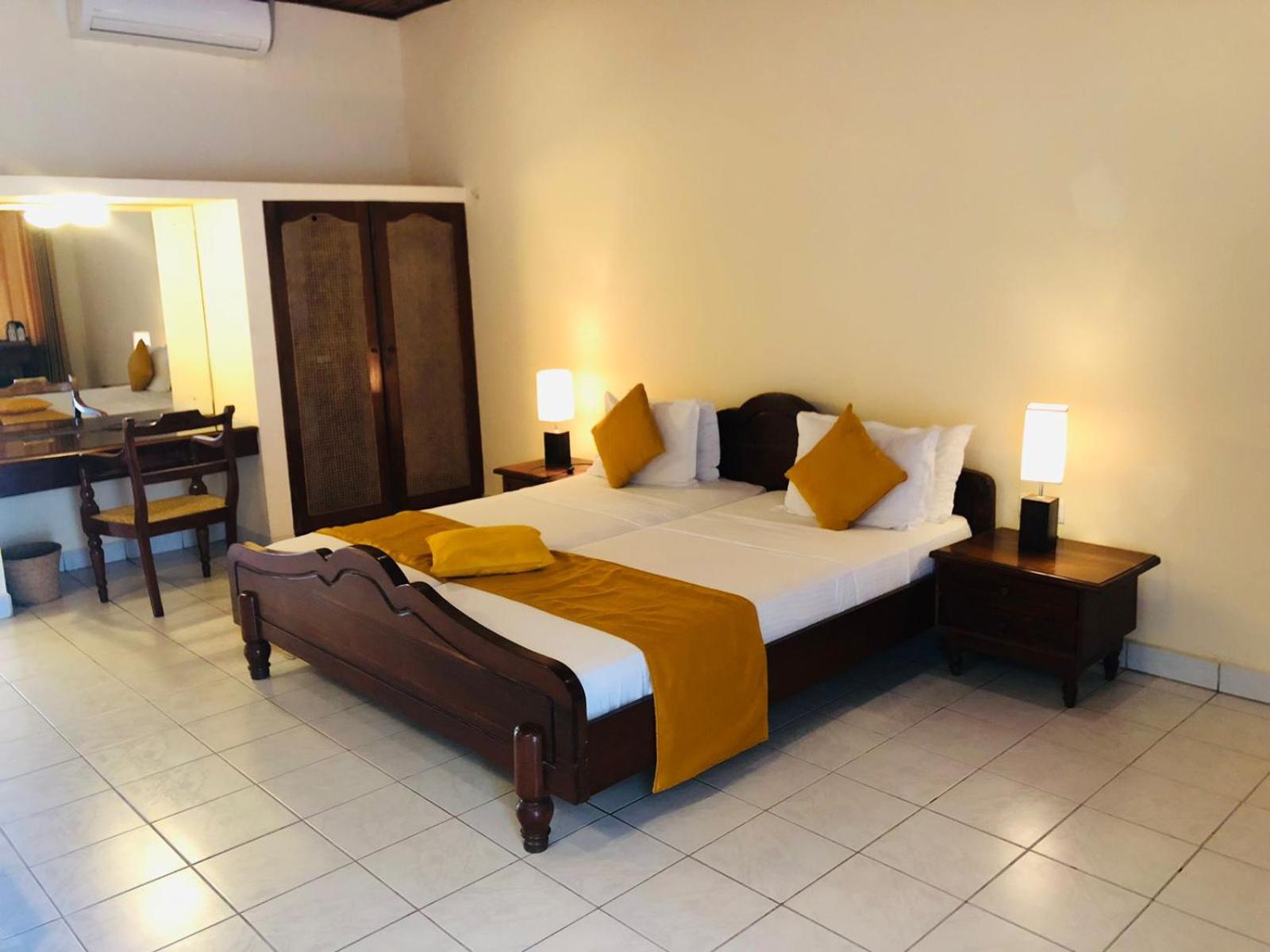 Deluxe Double Room (2 Adults + 1 Child)