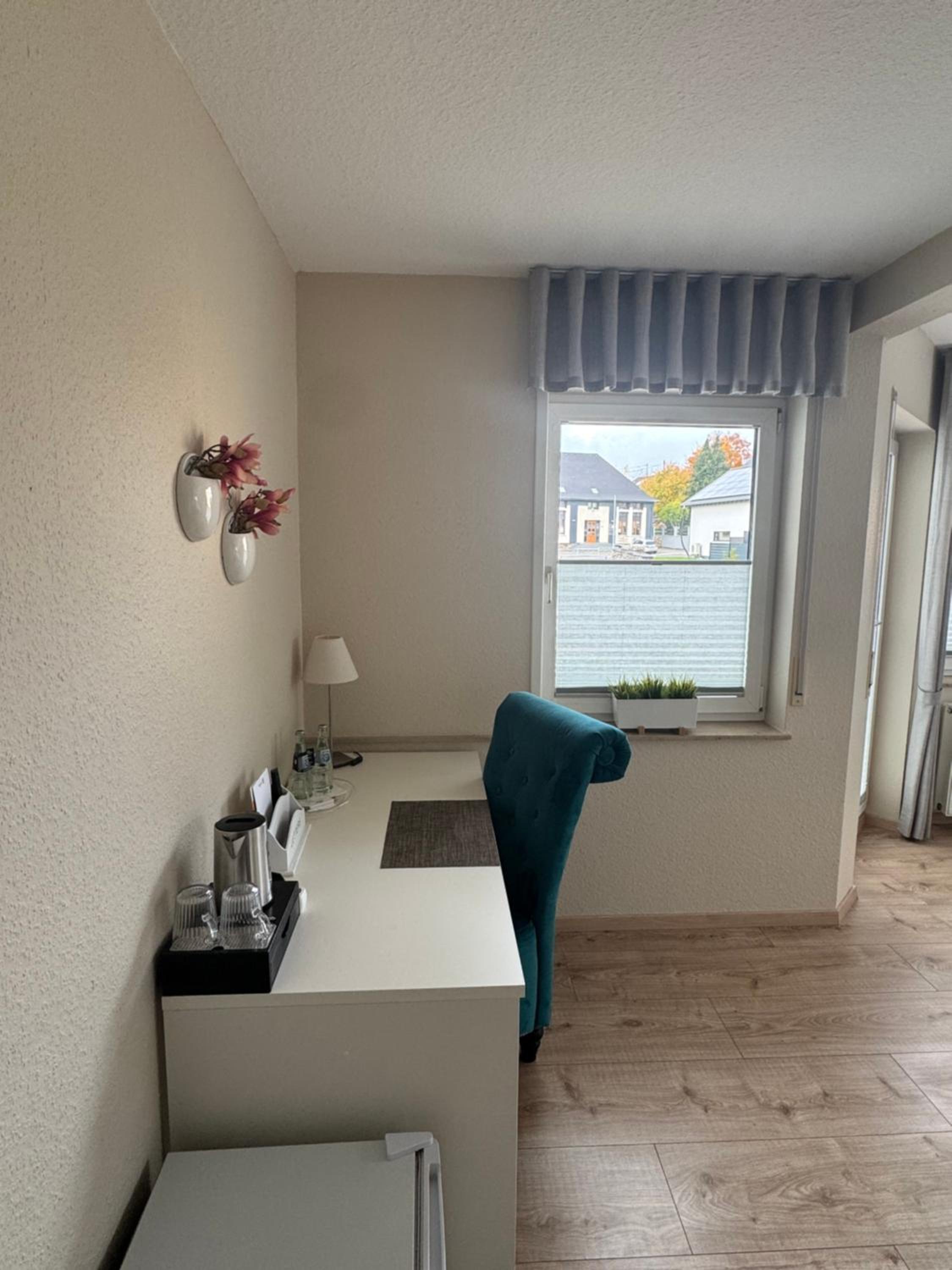 Deluxe Double Room with Balcony - Photo 4
