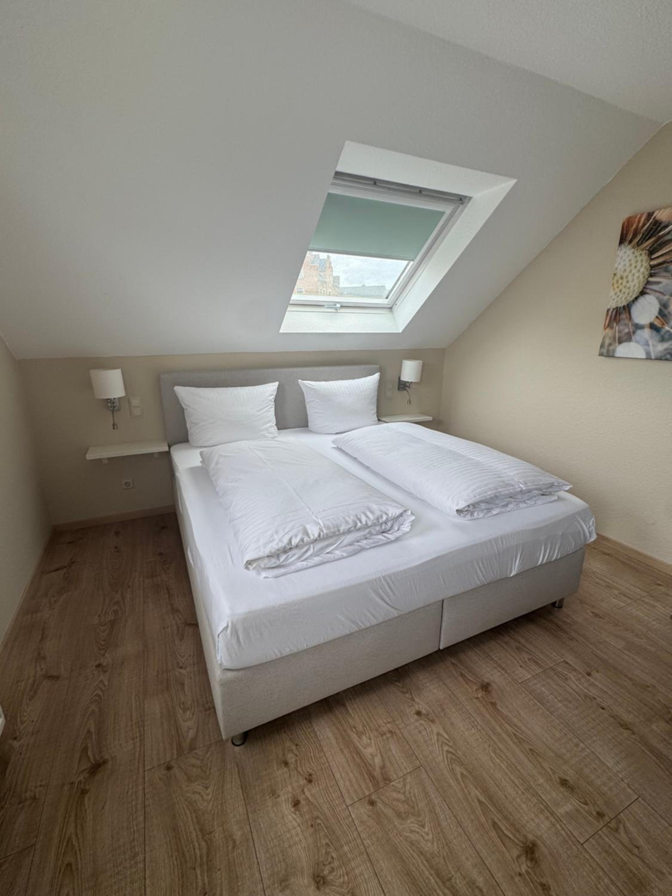 Deluxe Double Room with Balcony - Photo 6