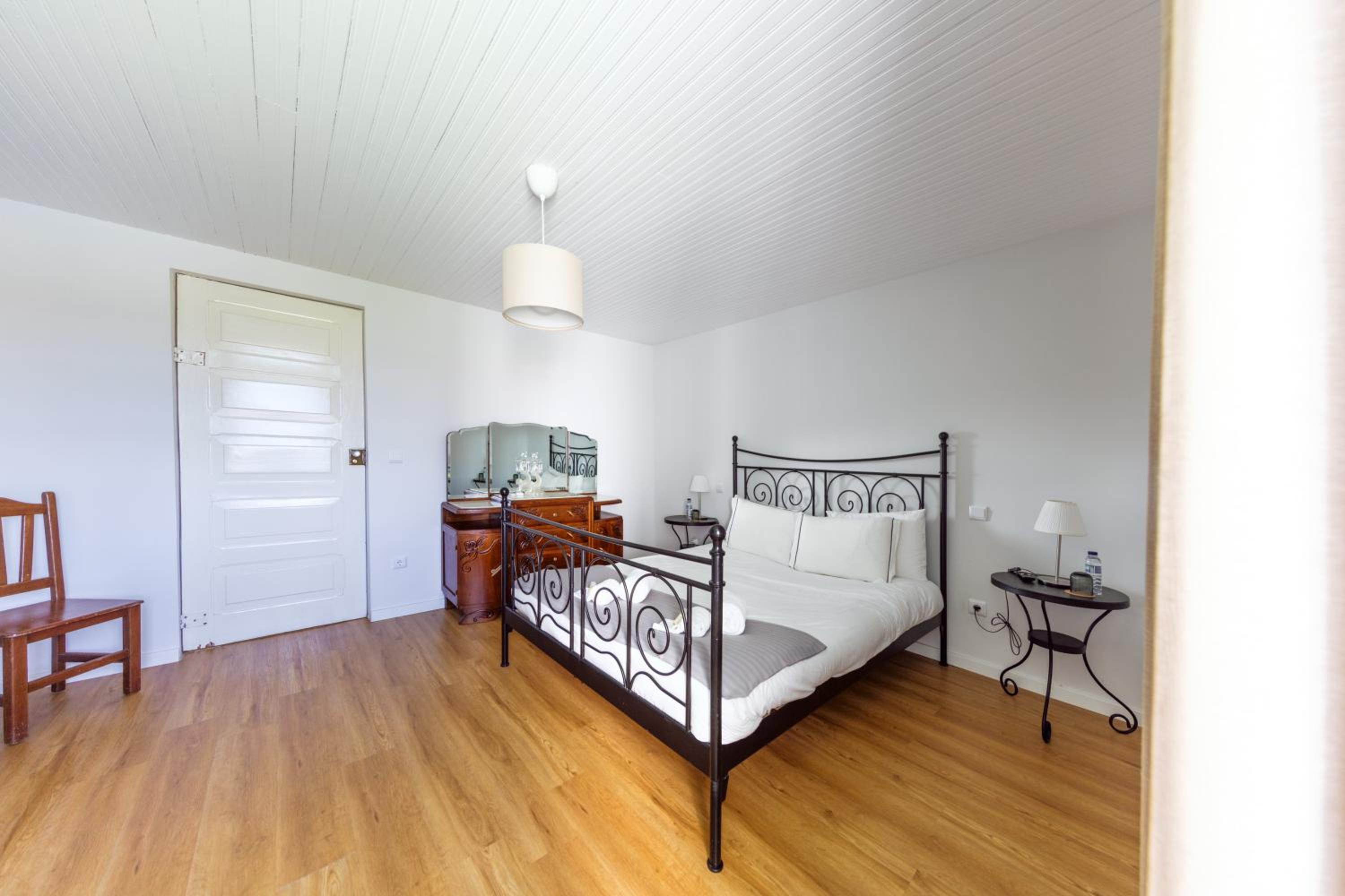 Five-Bedroom House photo 2