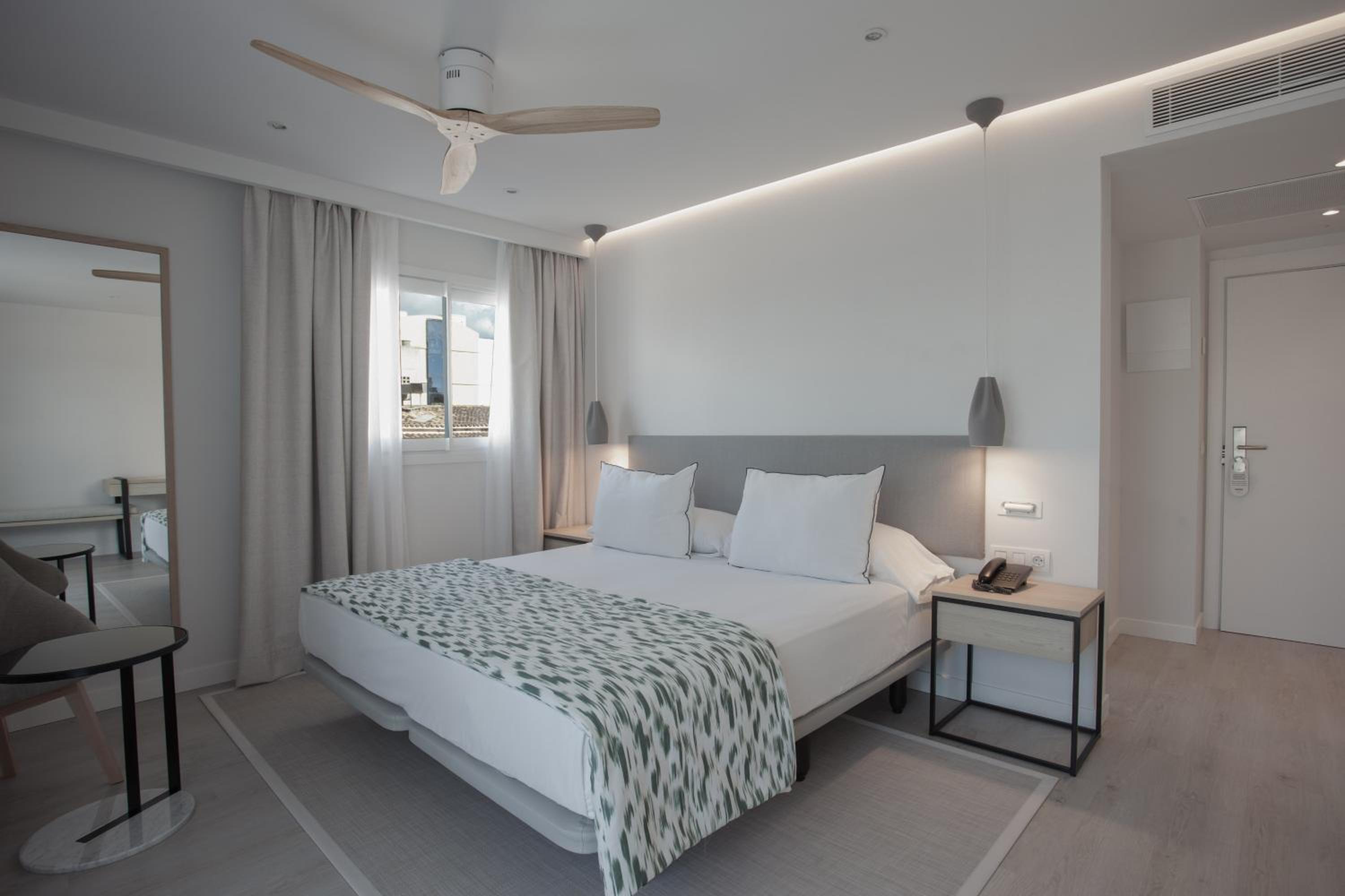 Deluxe Room - Photo 5