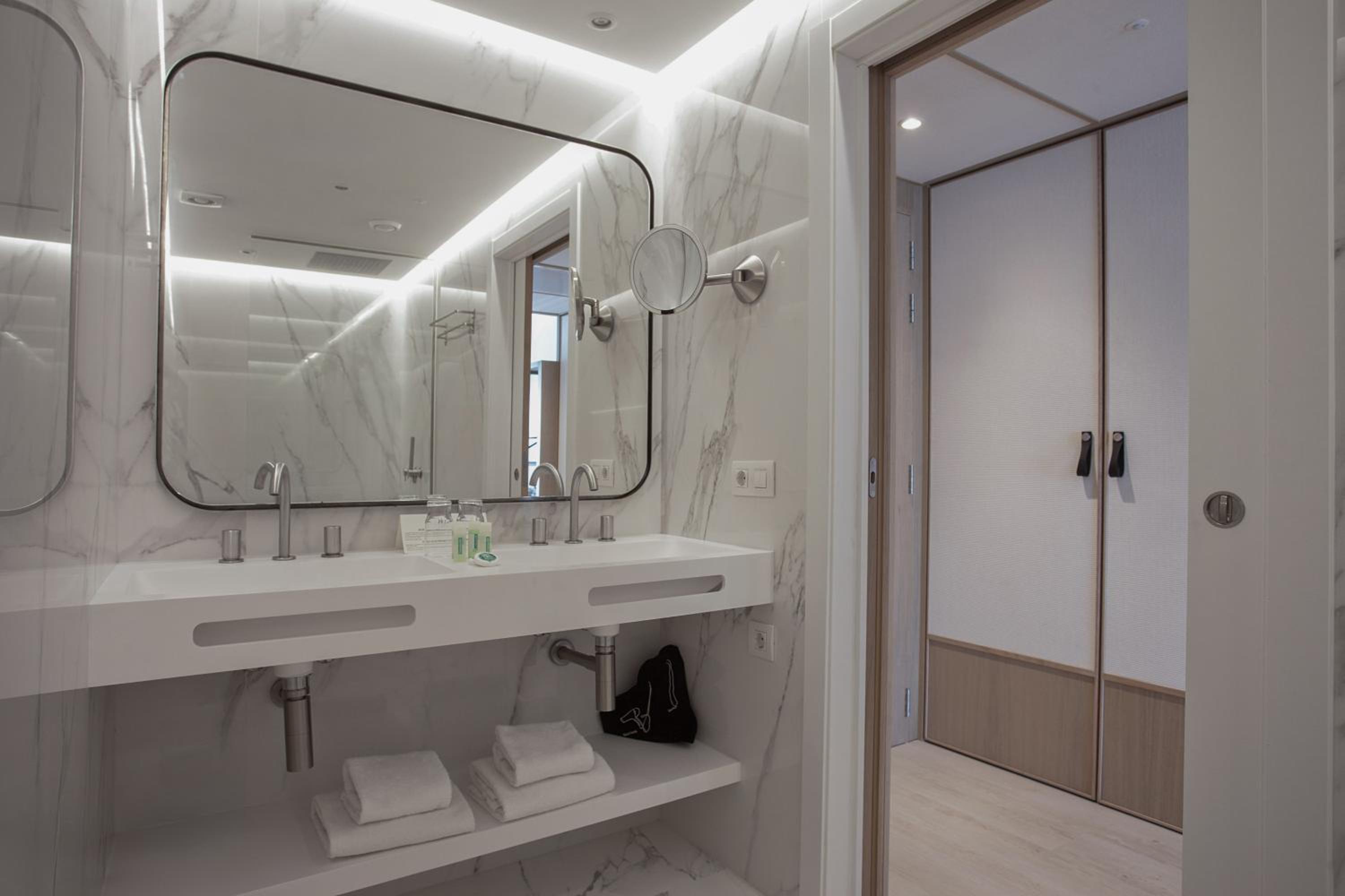 Deluxe Room - Photo 3