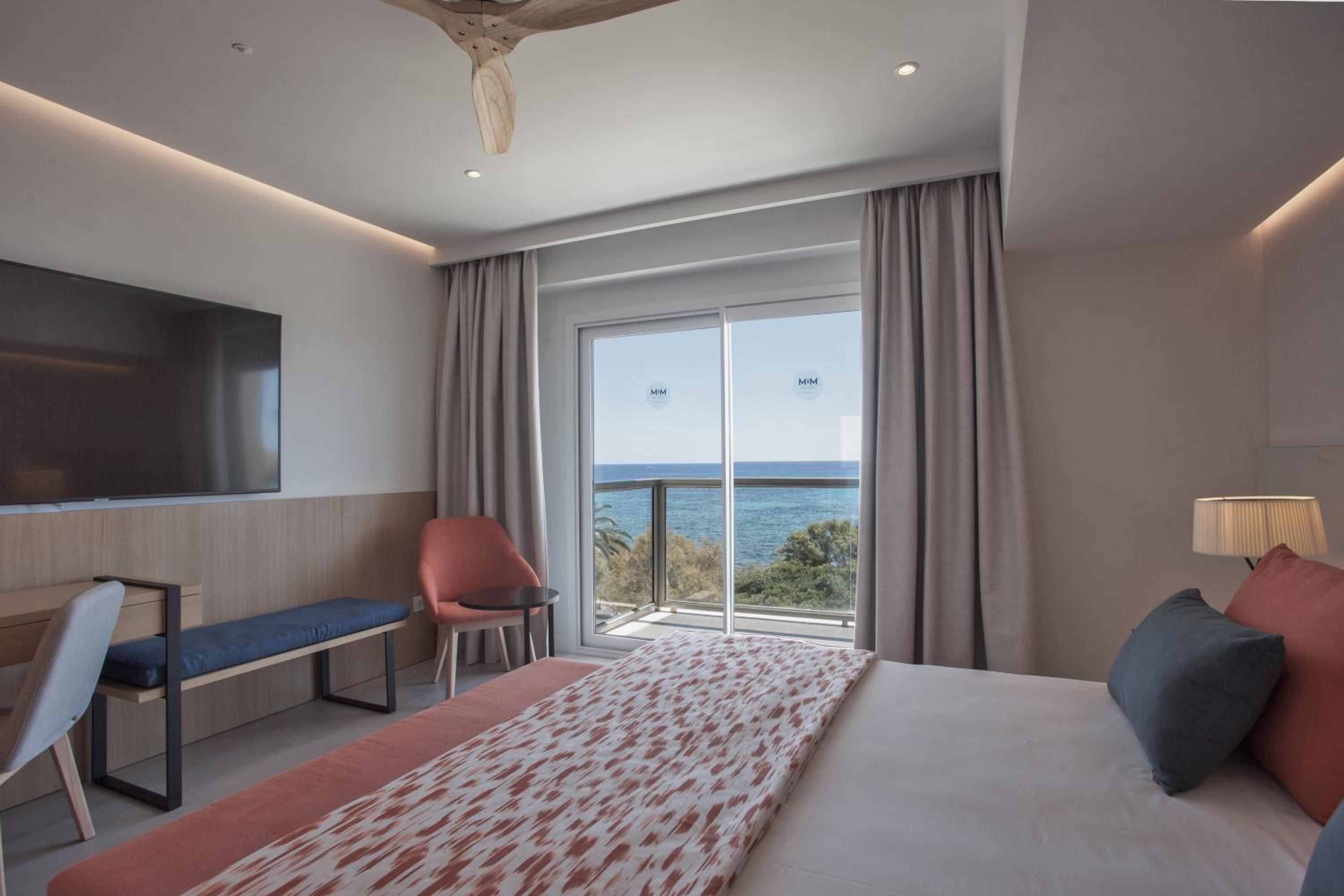 Deluxe Room Frontal Sea View - Photo 4