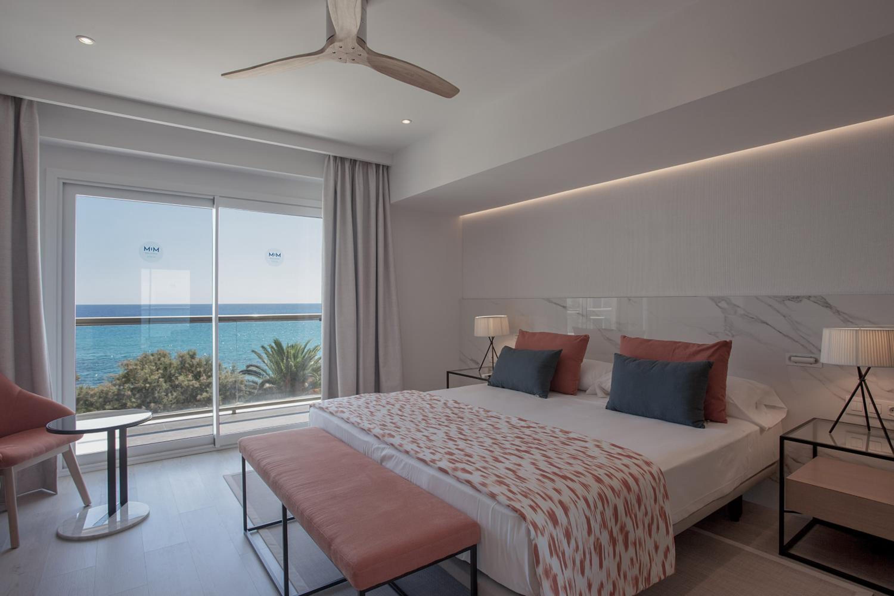 Deluxe Room Frontal Sea View - Photo 2