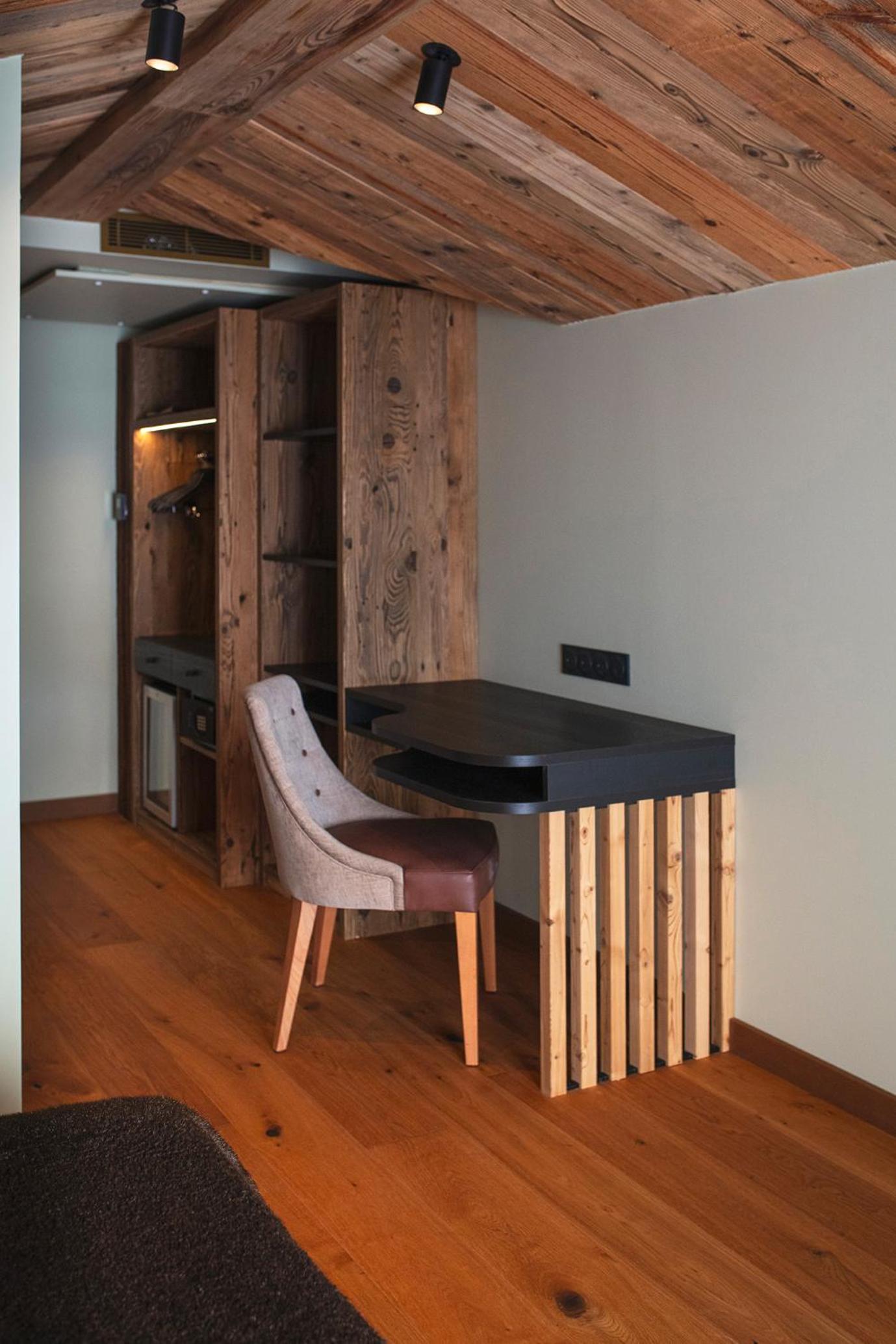 Family Suite with Balcony - Photo 8
