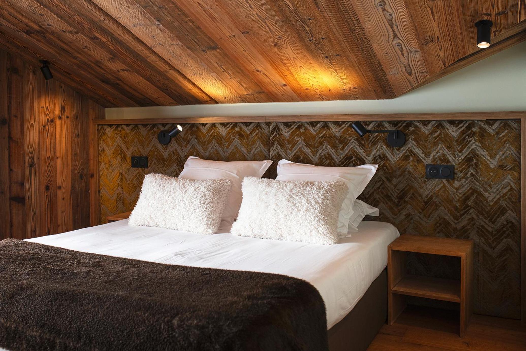 Family Suite with Balcony - Photo 9