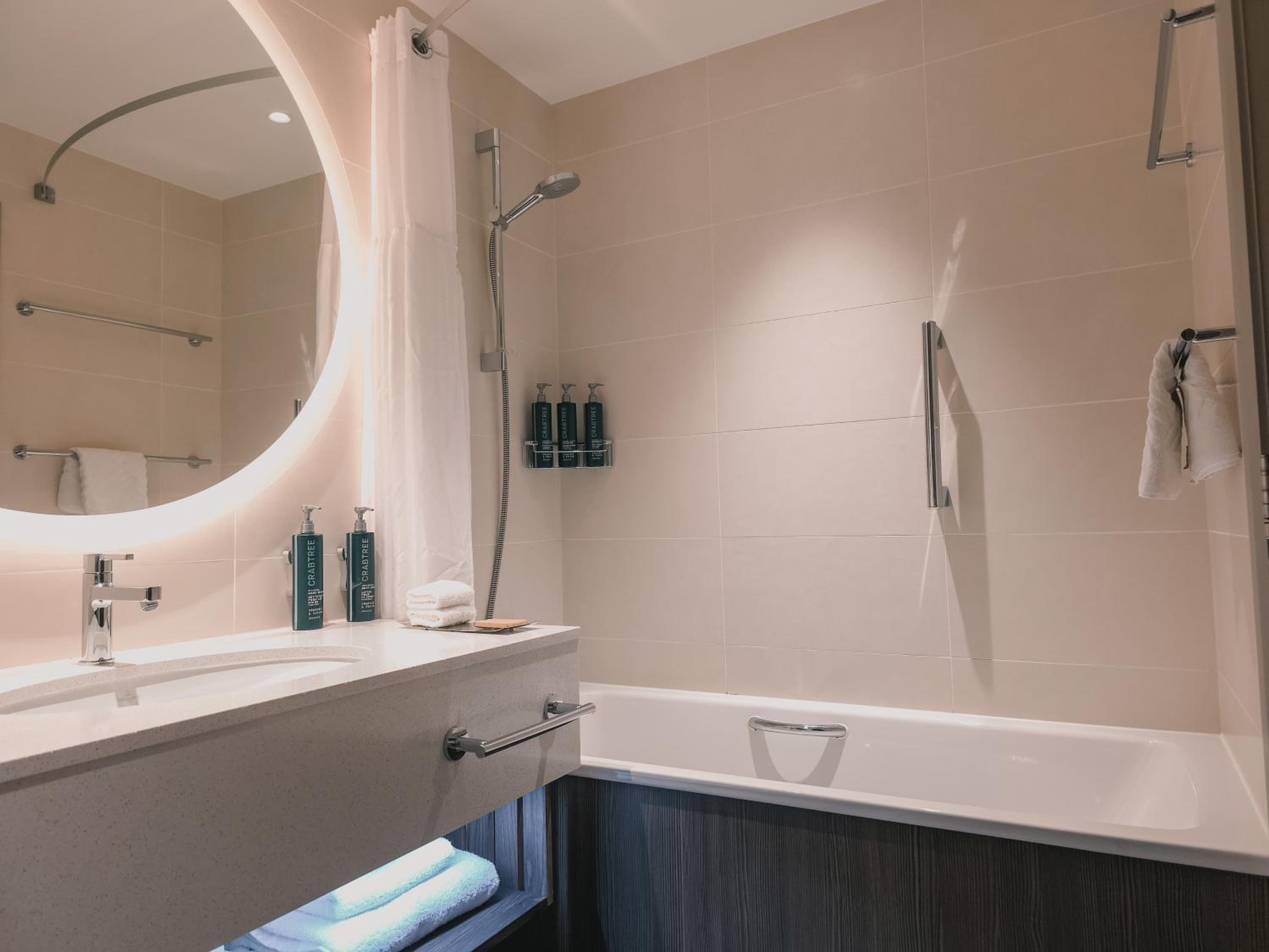 Queen Room with Shower over bath photo 3