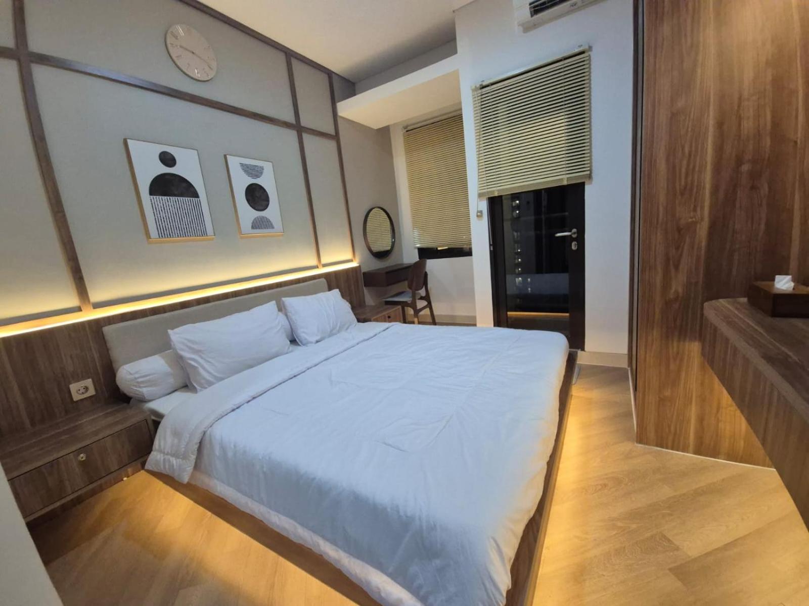 Studio Apartment with Balcony photo 1