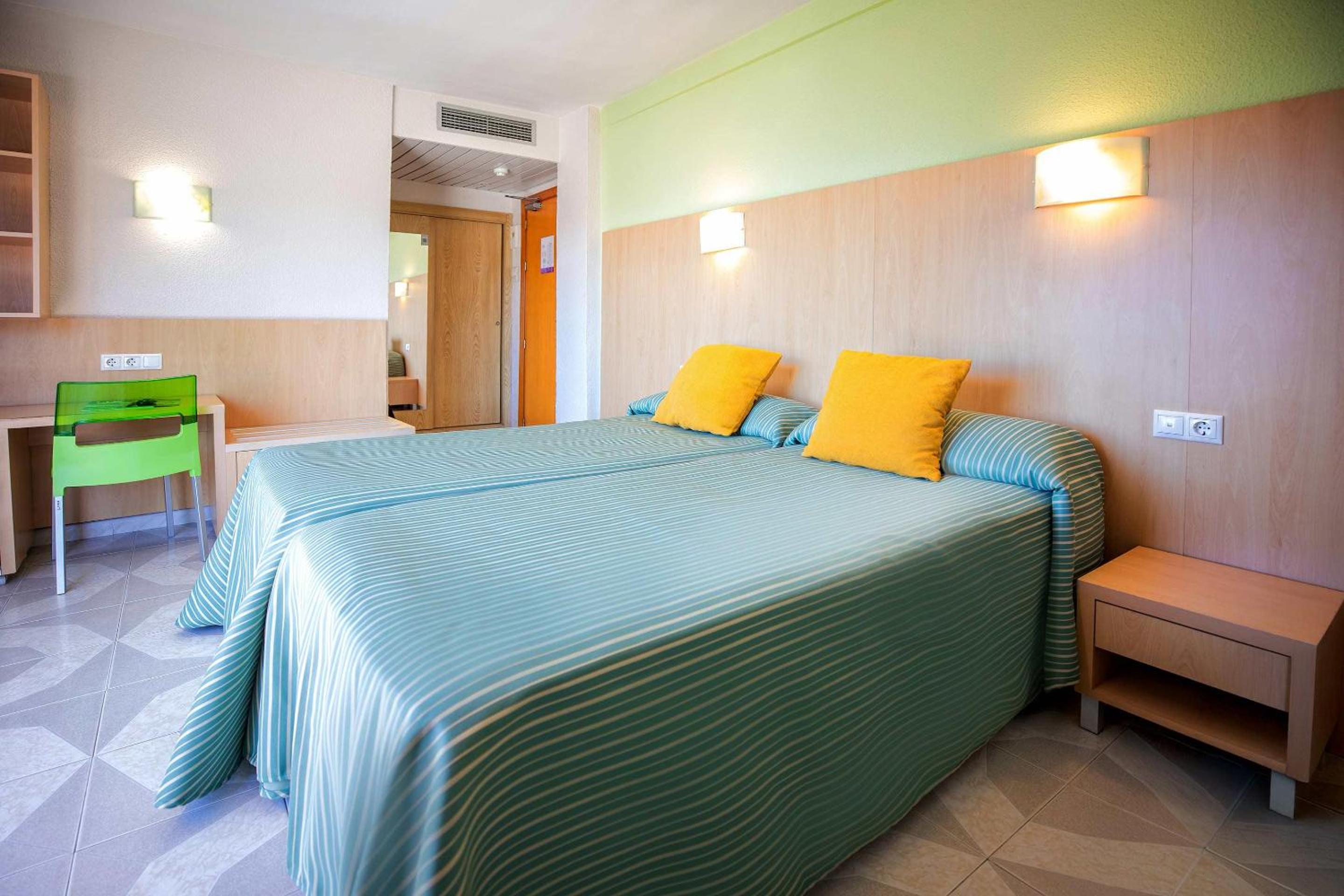 Double Room with Balcony (3 Adults) photo 1