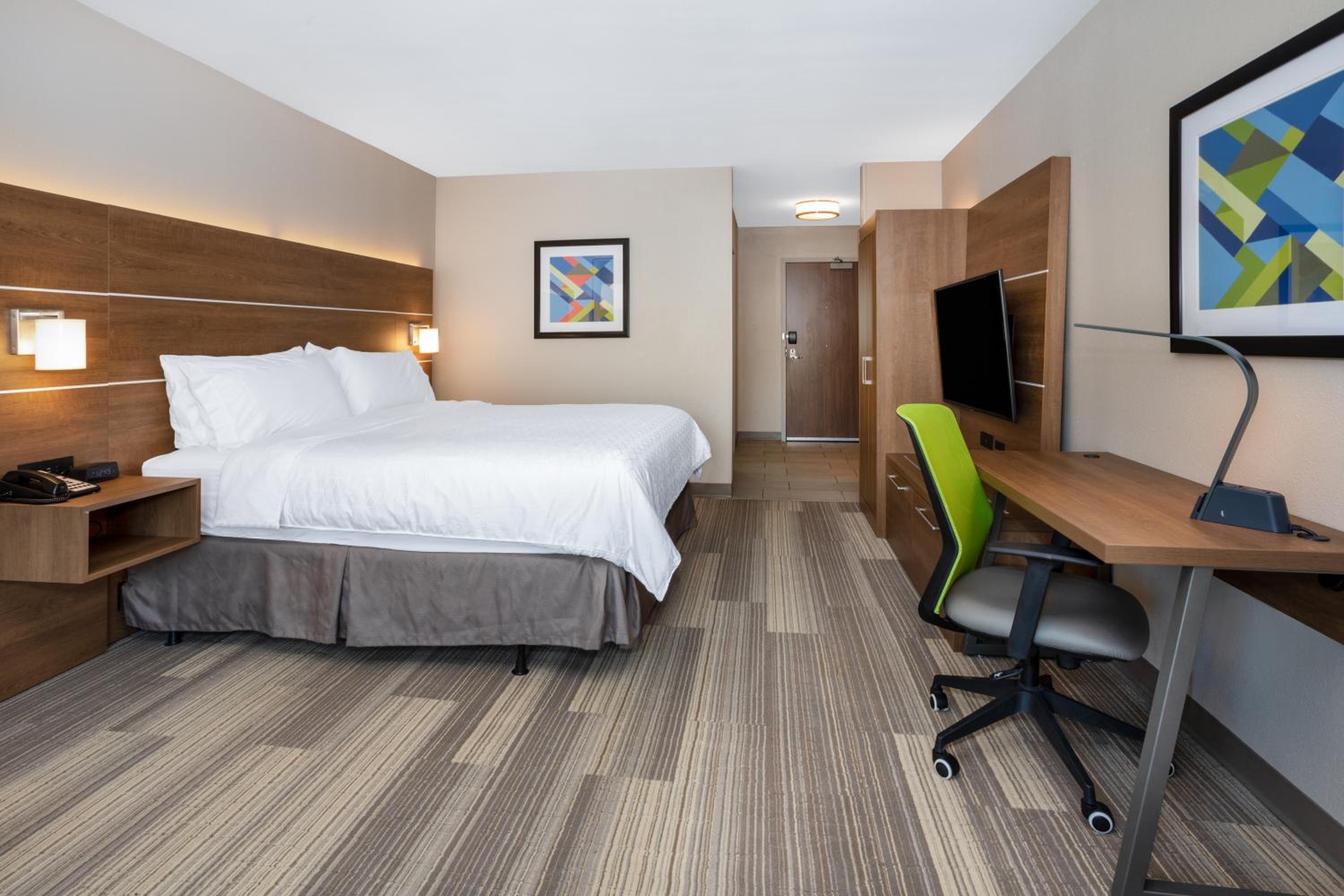 Standard King Room with Mobility Accessible Roll-In Shower - Photo 2