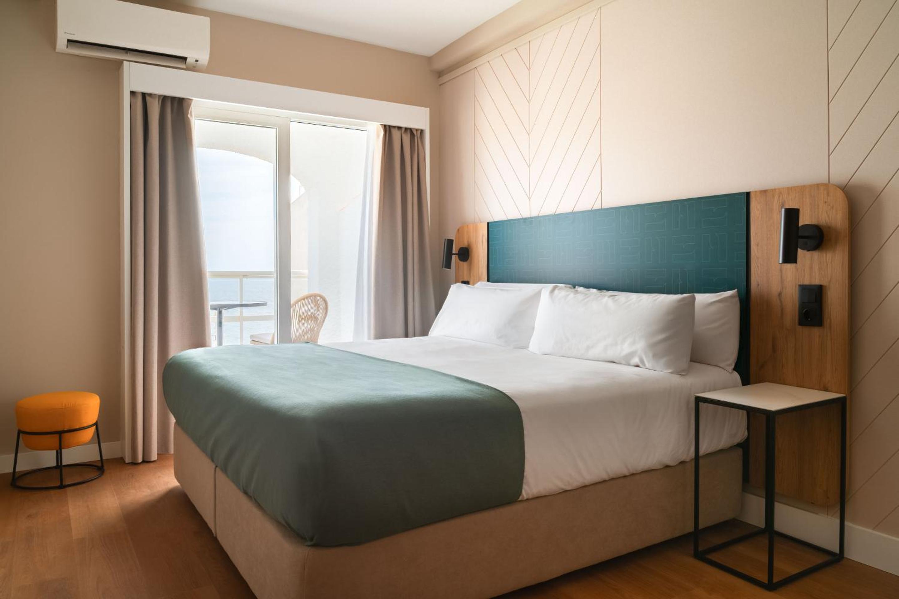 Queen Room with private terrace