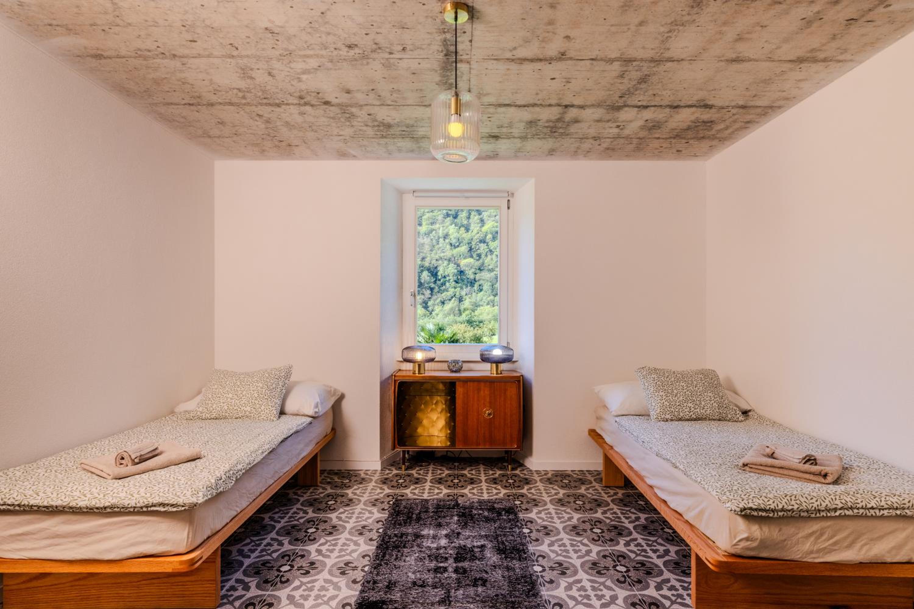 Standard Twin Room with Shared Bathroom photo 2