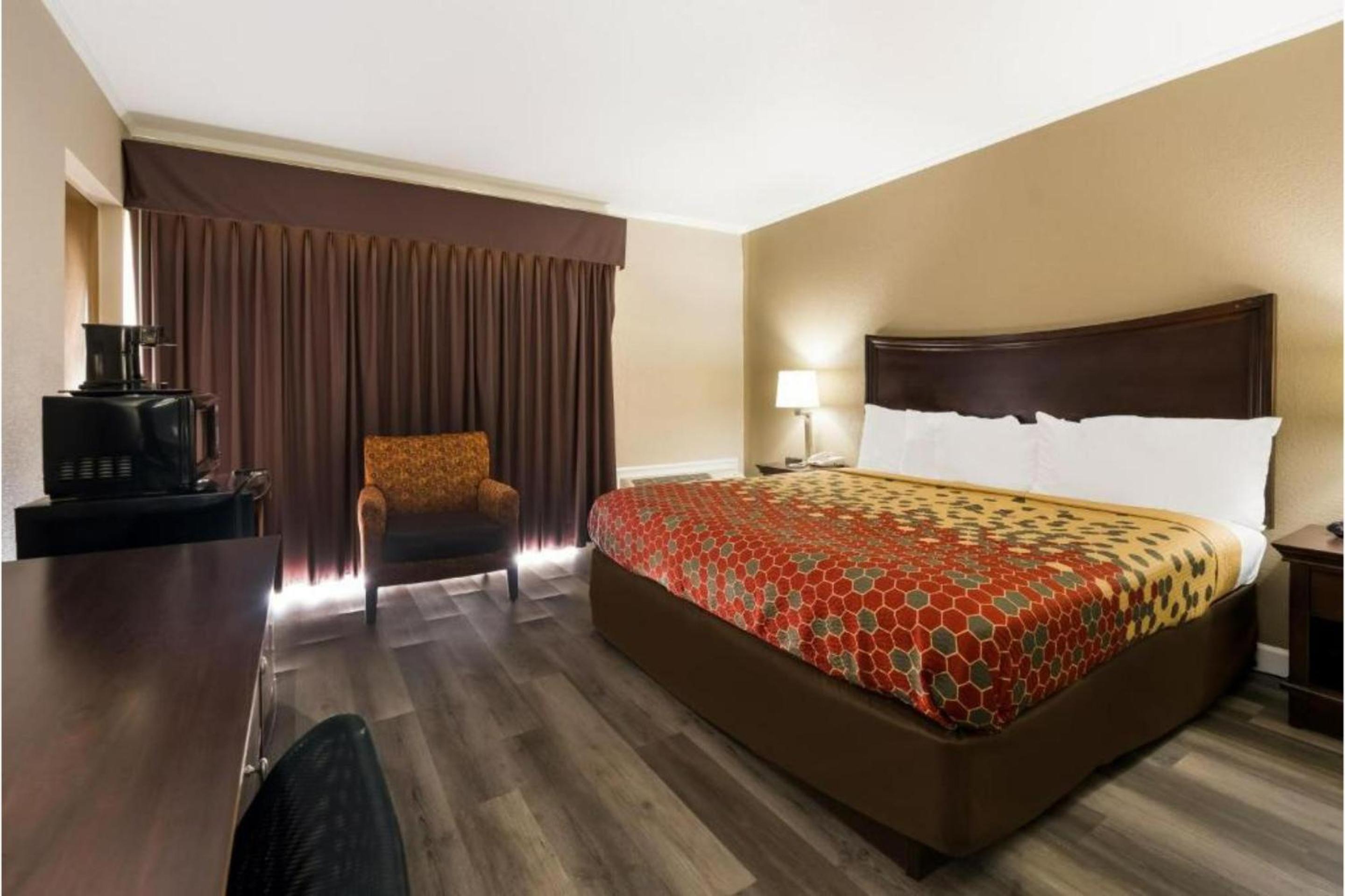 Suite - King Bed Non - Smoking - Photo 6
