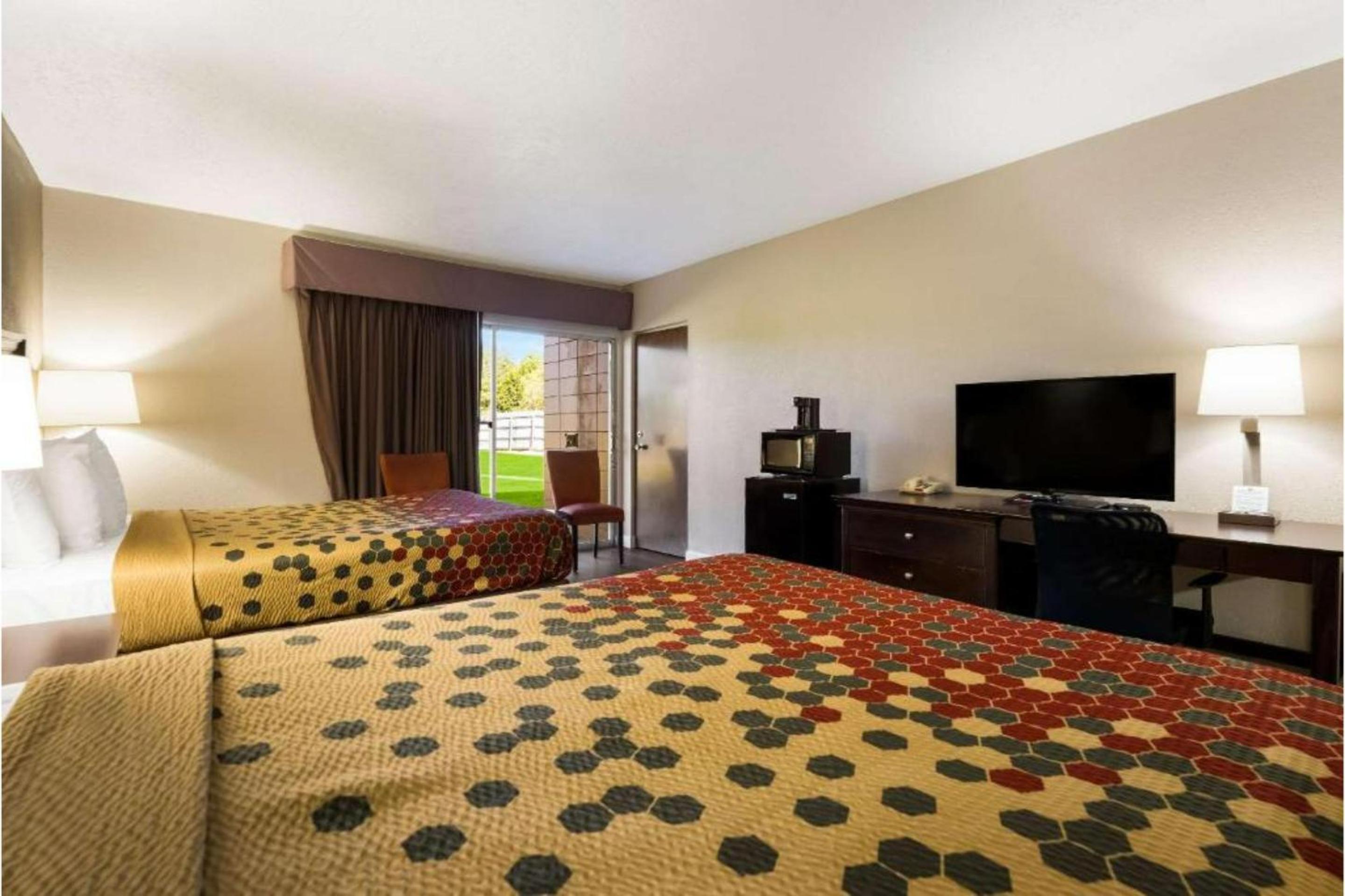 Suite - King Bed Non - Smoking - Photo 8