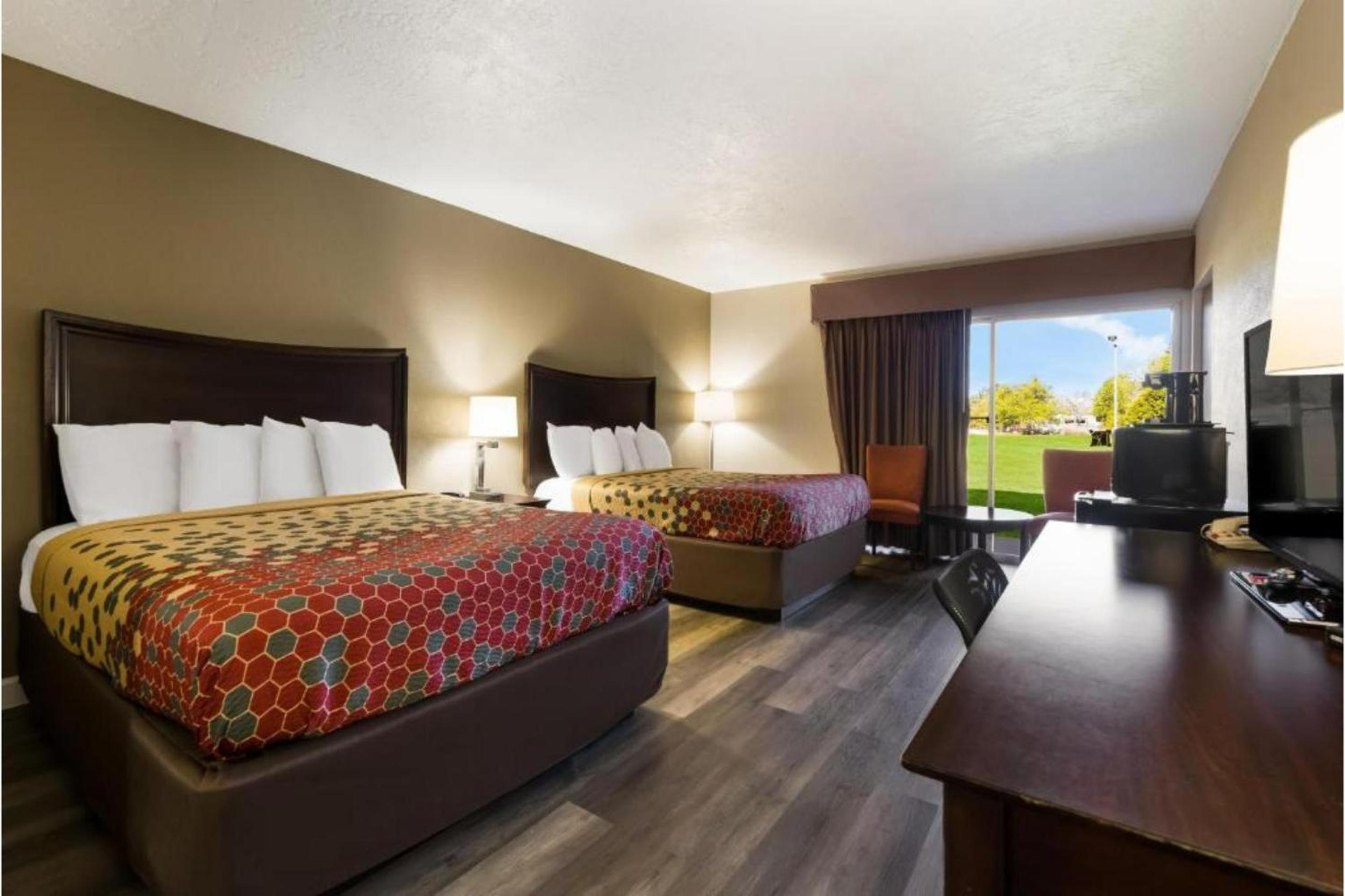 Suite - King Bed Non - Smoking - Photo 10