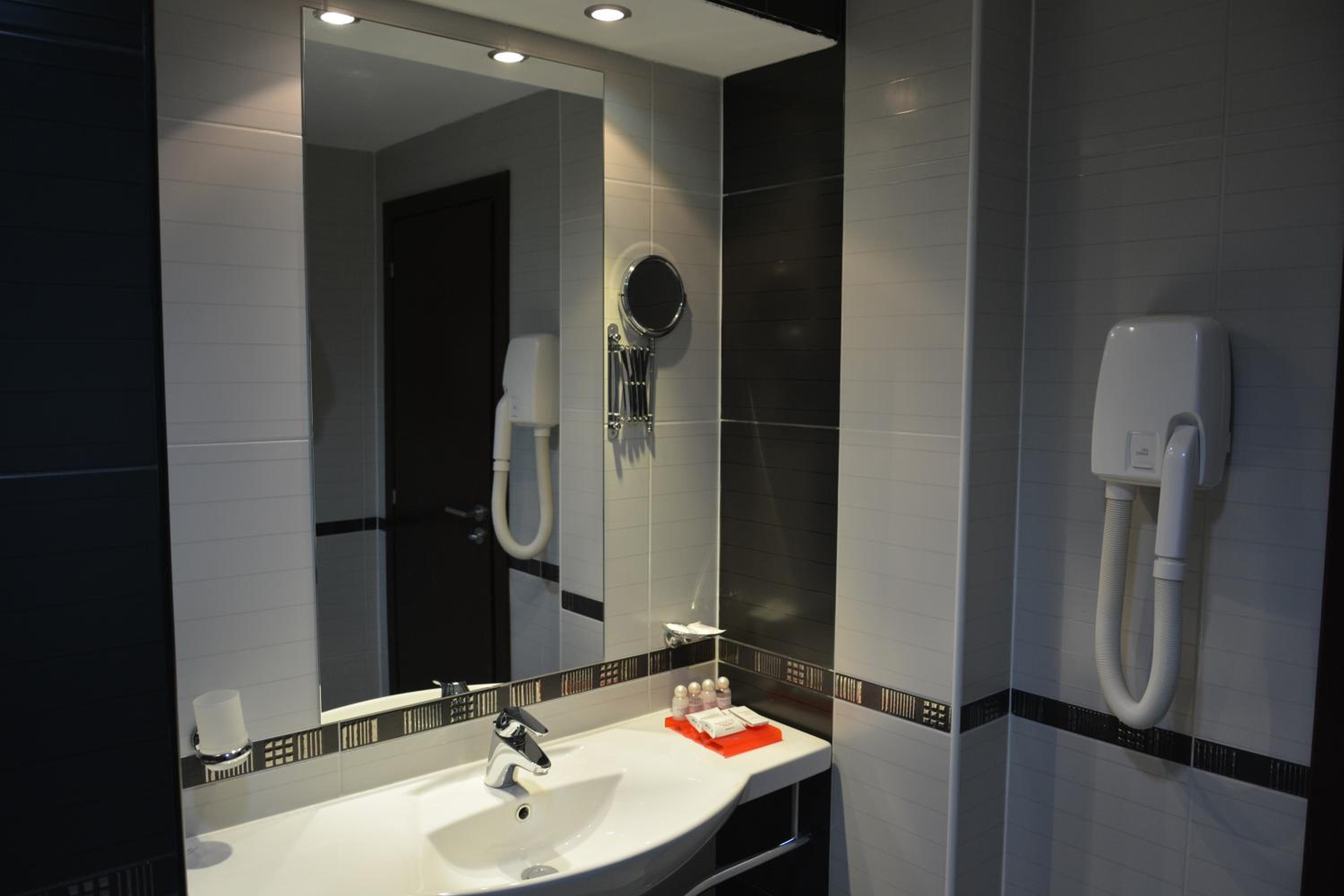 Double or Twin Room - Photo 8