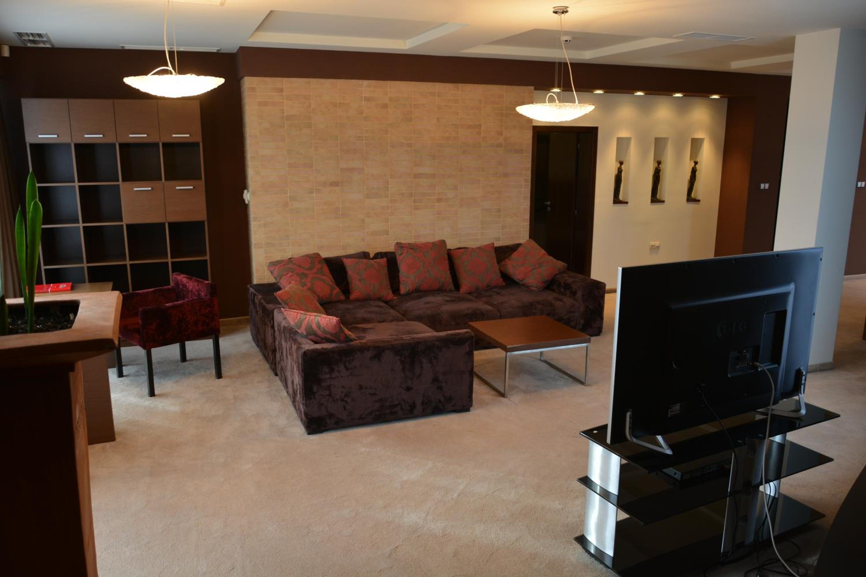 Two-Bedroom Apartment with Spa Bath - Photo 2