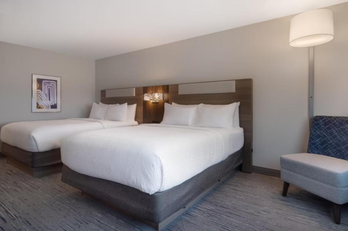 Queen Room with Two Queen Beds with Lakeview - Photo 1
