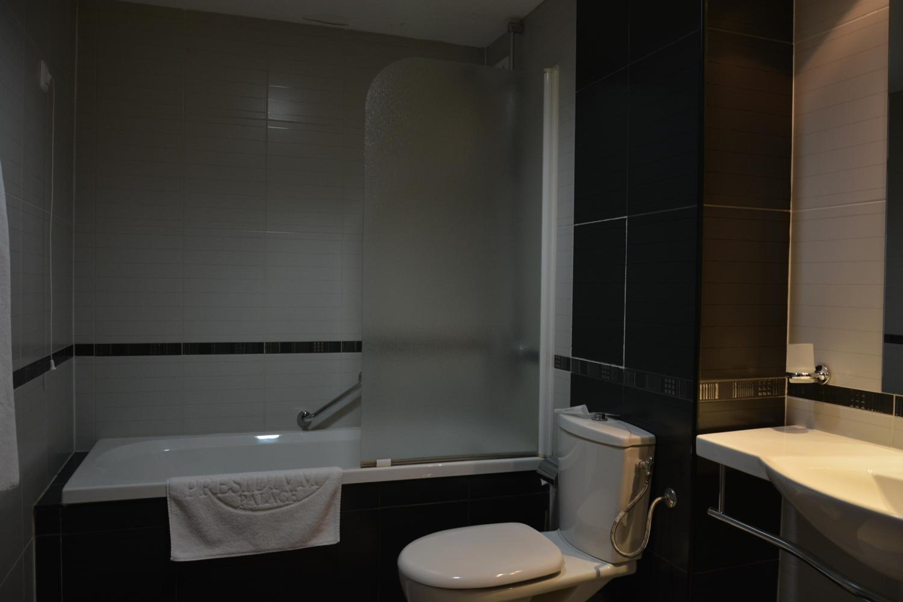 Double or Twin Room - Photo 9
