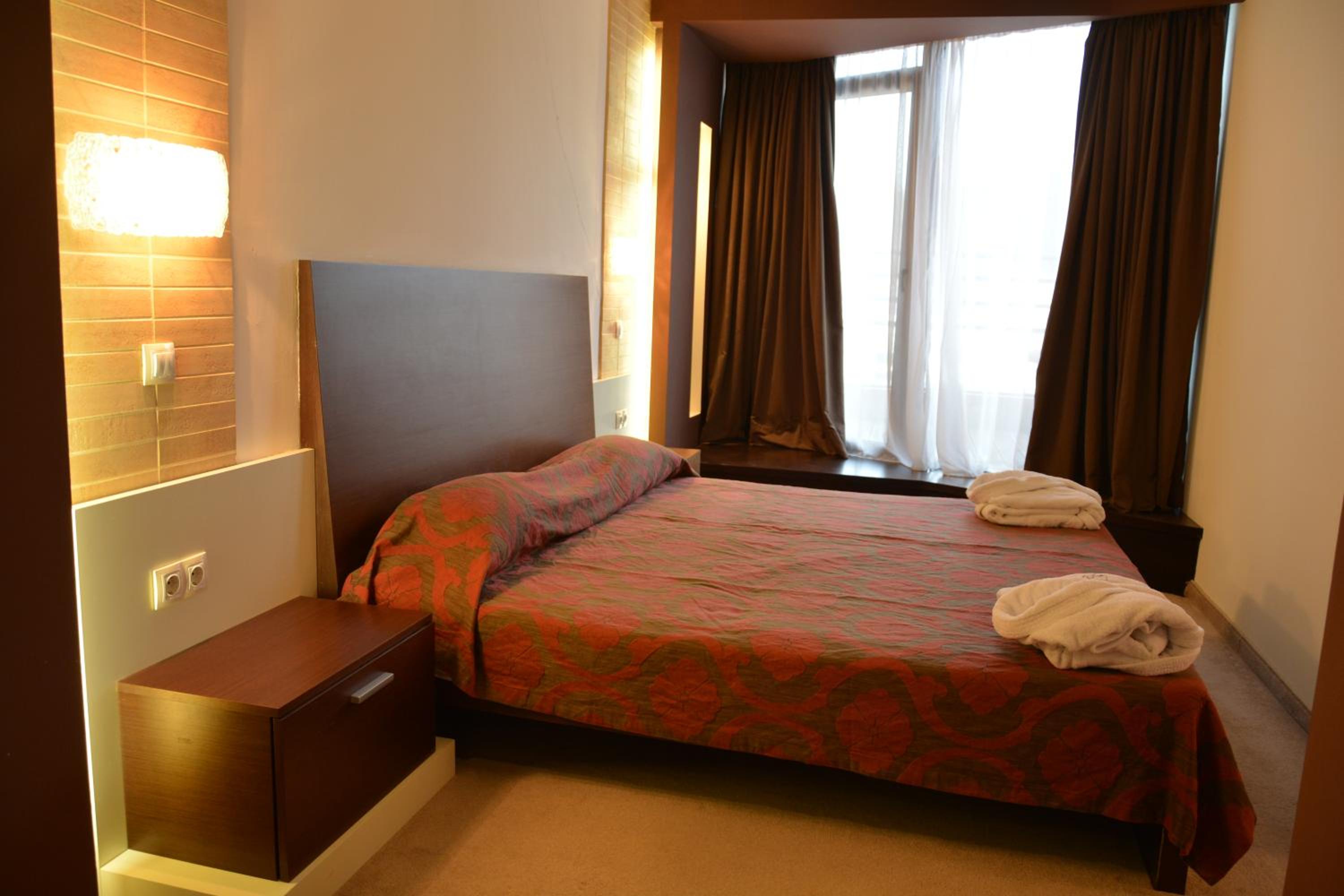 Two-Bedroom Apartment with Spa Bath - Photo 9