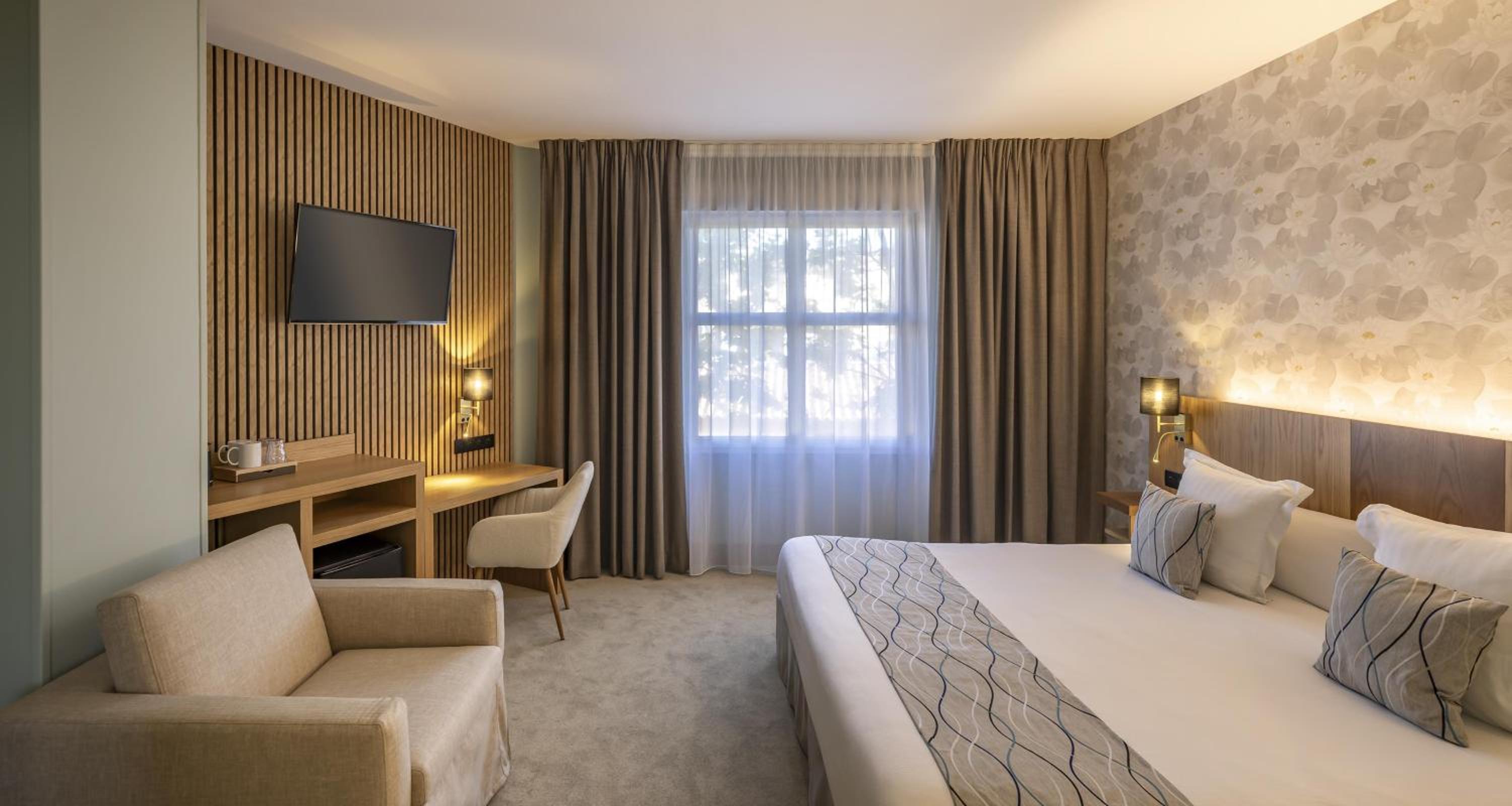 Standard King Room with Sofa Bed - Non-Smoking - Photo 1