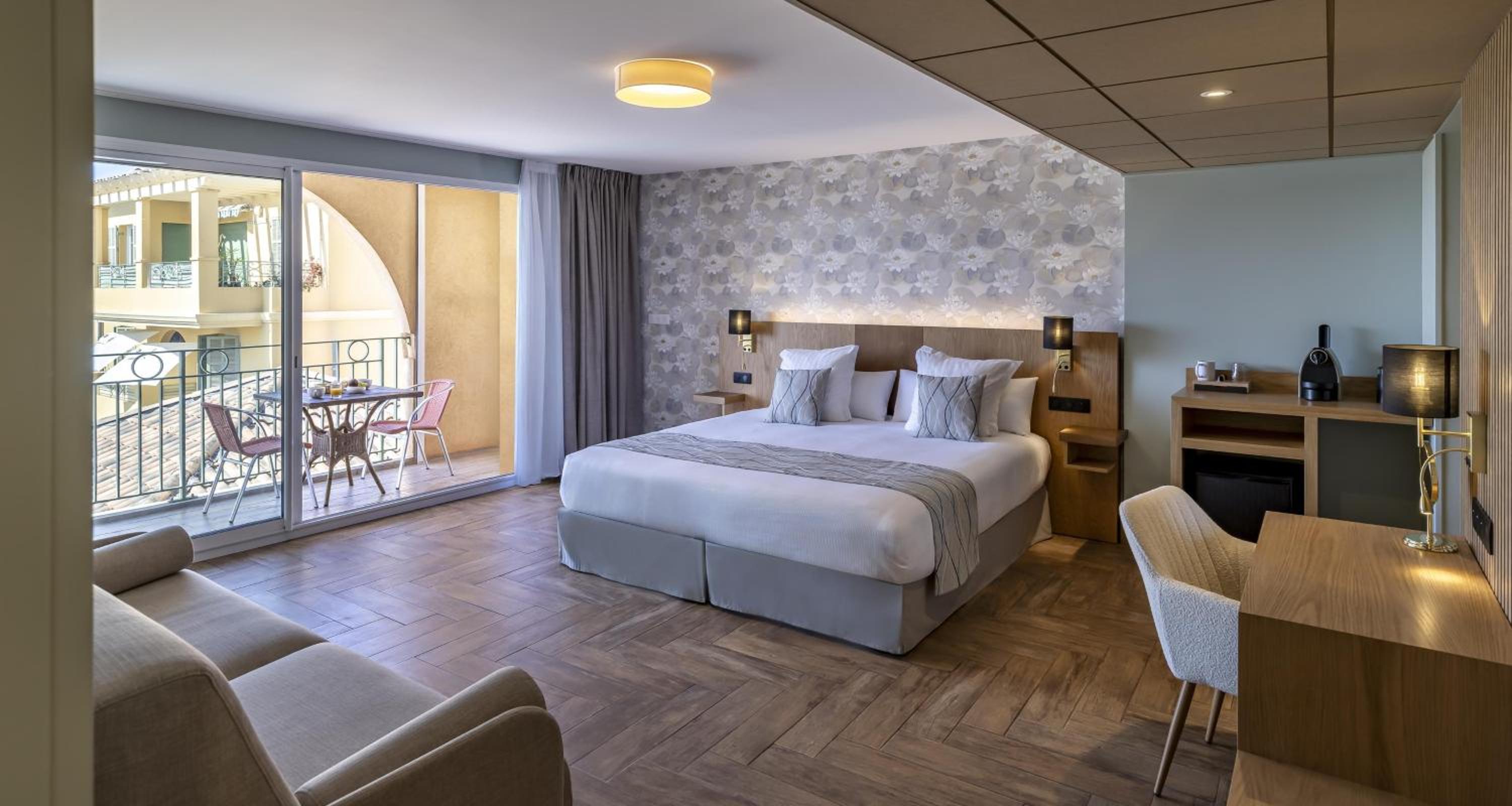 Junior King Suite with Sofa Bed - Non-Smoking - Photo 2