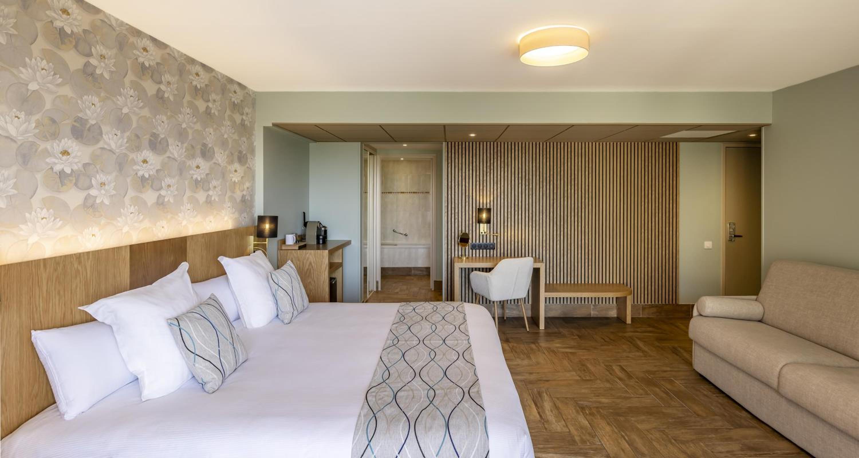 Junior King Suite with Sofa Bed - Non-Smoking - Photo 1