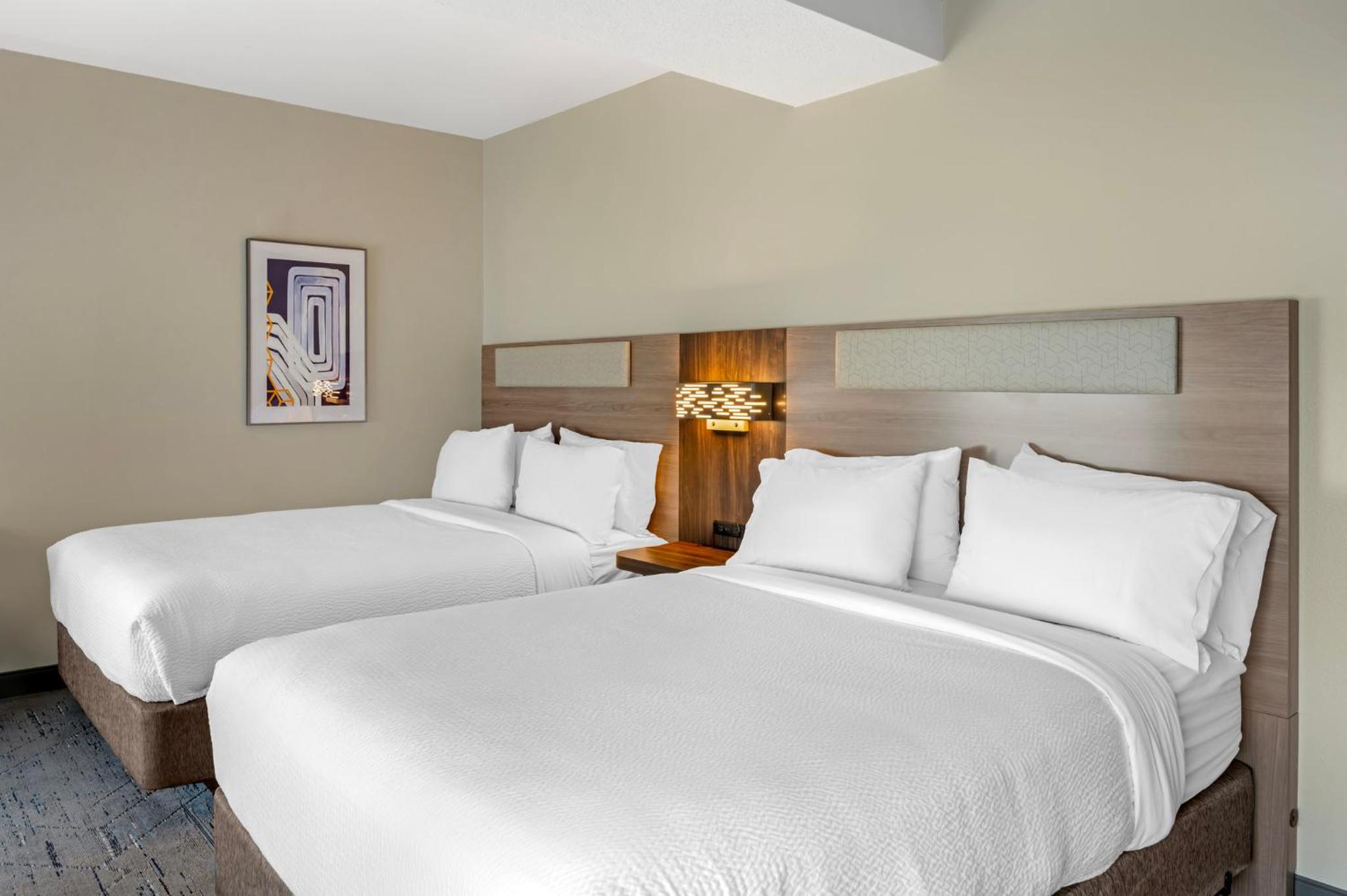 Standard Queen Room with Two Queen Beds and Mobility Accessible Tub - Photo 5