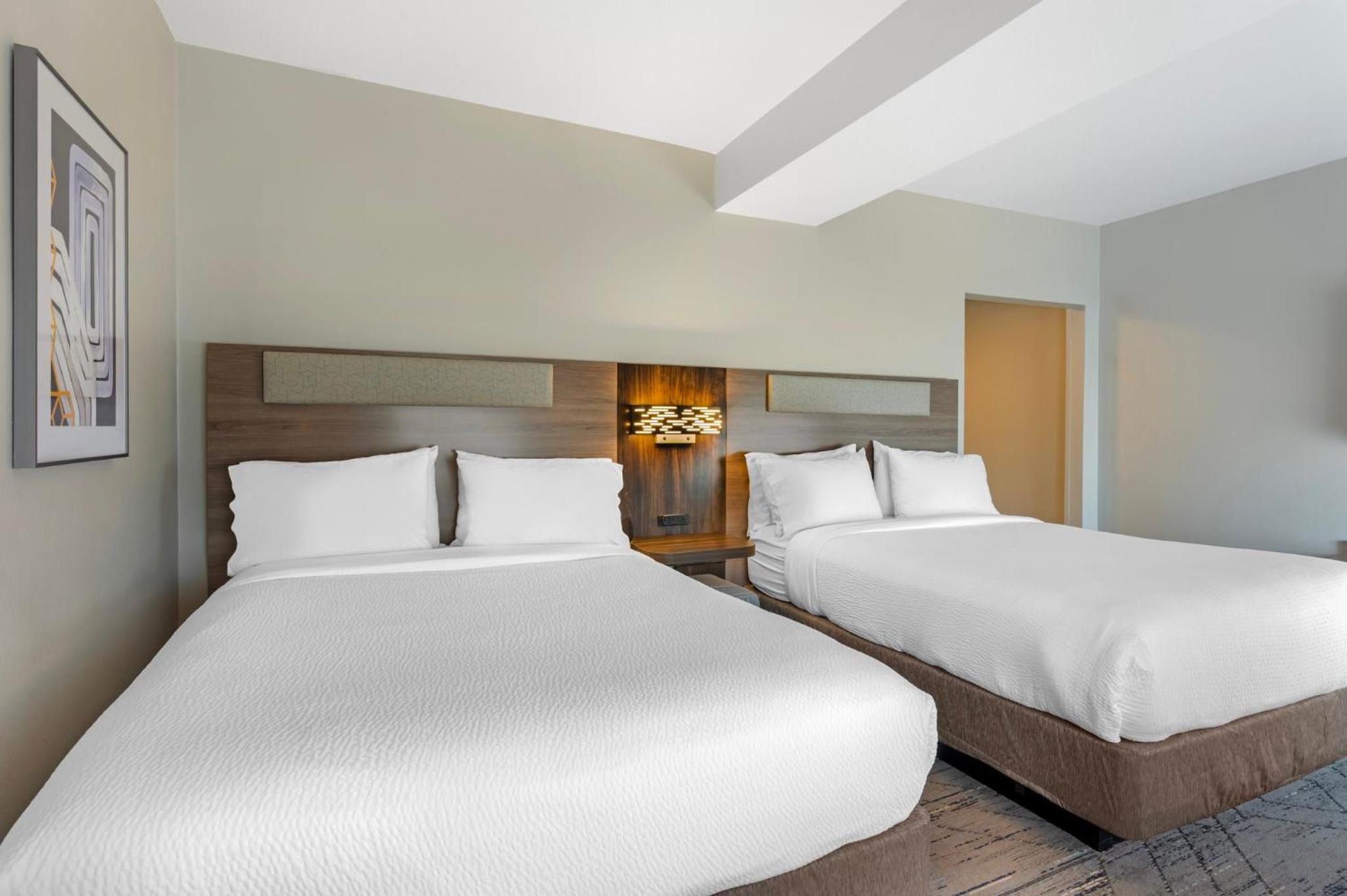 Standard Queen Room with Two Queen Beds and Mobility Accessible Tub - Photo 13