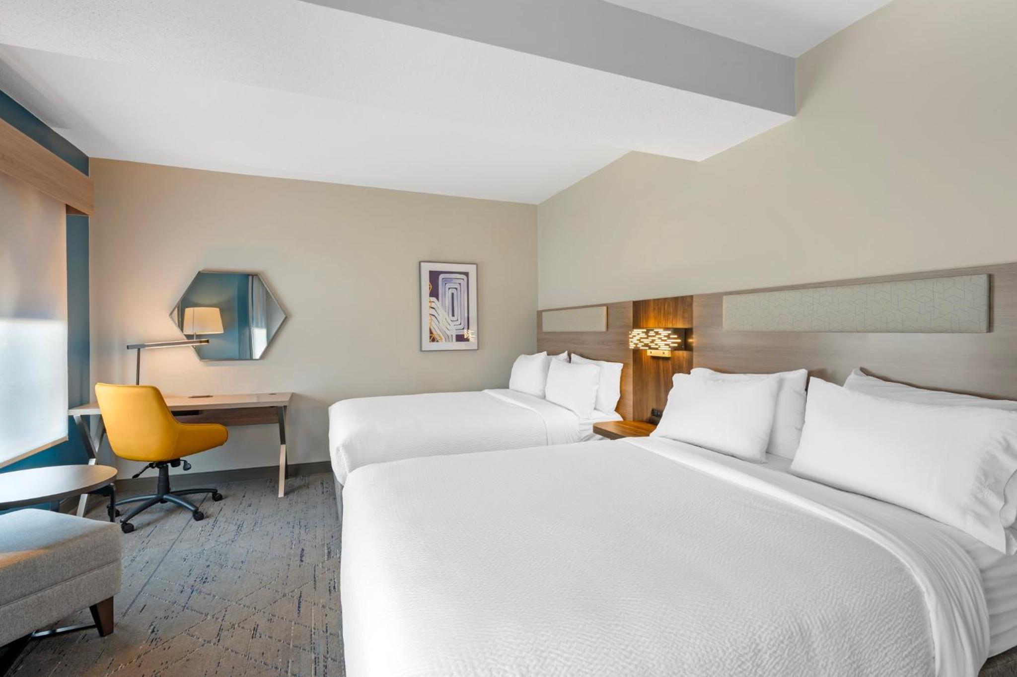 Standard Queen Room with Two Queen Beds and Mobility Accessible Tub - Photo 14