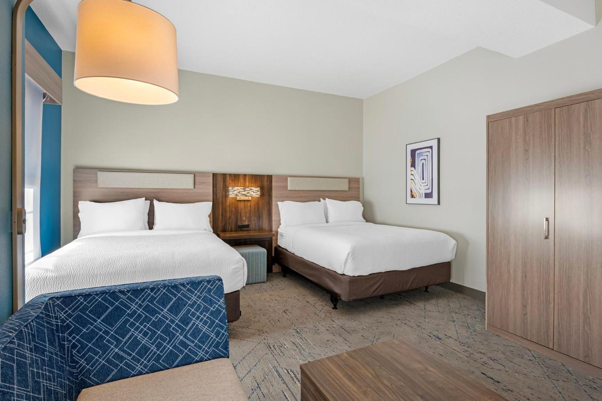 Standard Queen Room with Two Queen Beds and Mobility Accessible Tub - Photo 8