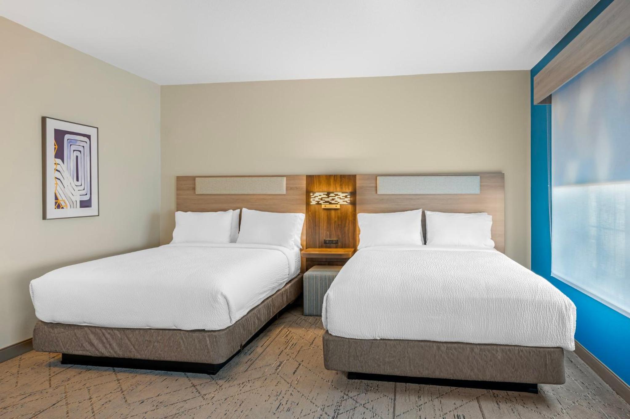 Standard Queen Room with Two Queen Beds and Mobility Accessible Tub - Photo 12