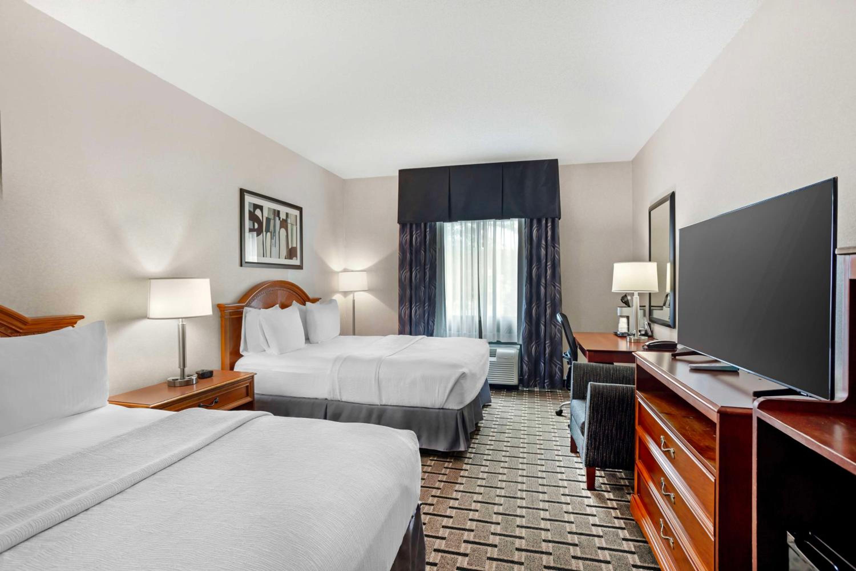 Queen Room with Two Queen Beds - Pet Friendly - Photo 1