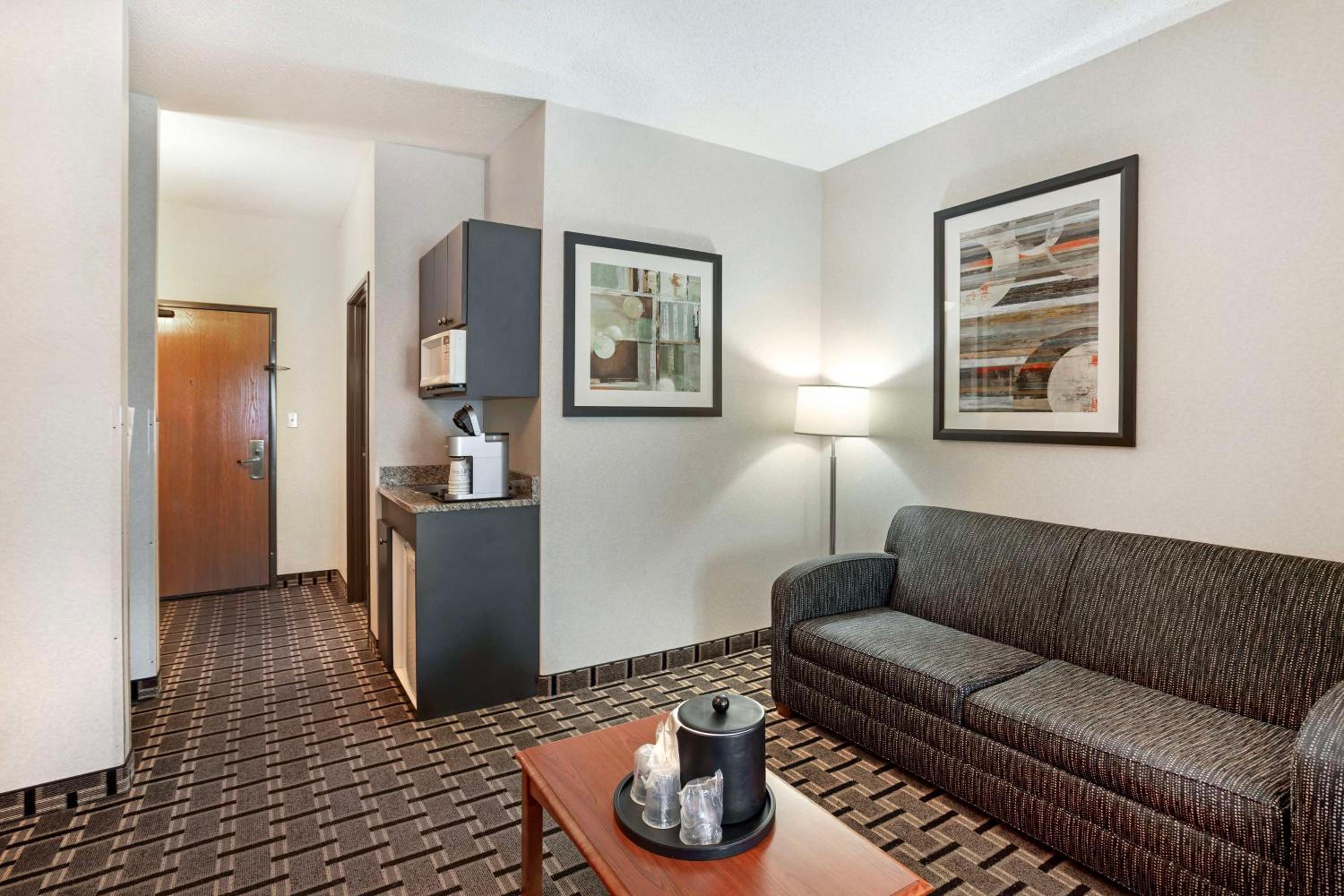 King Room with Sofa Bed and Wet Bar - Photo 2