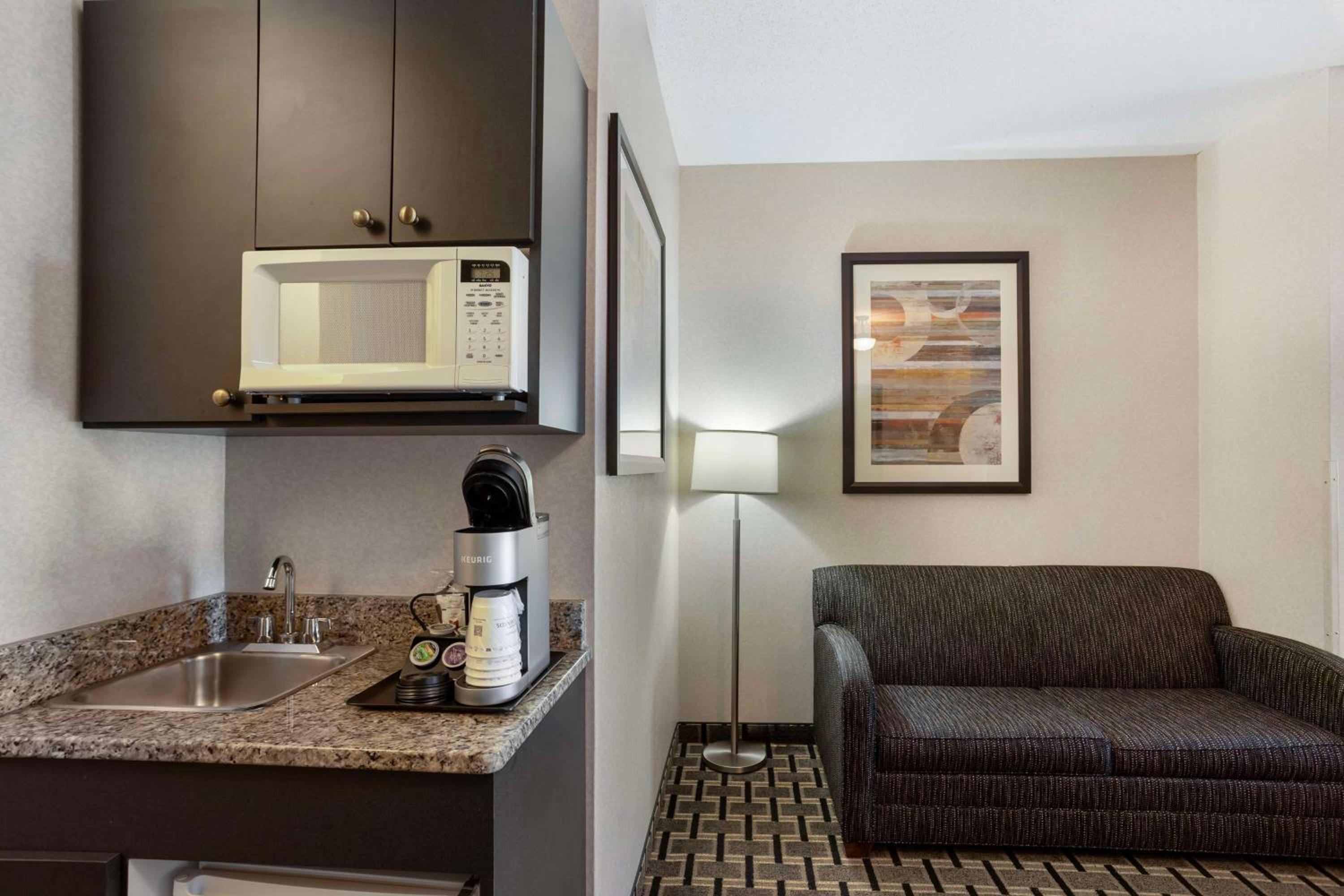 King Room with Sofa Bed and Wet Bar - Photo 3