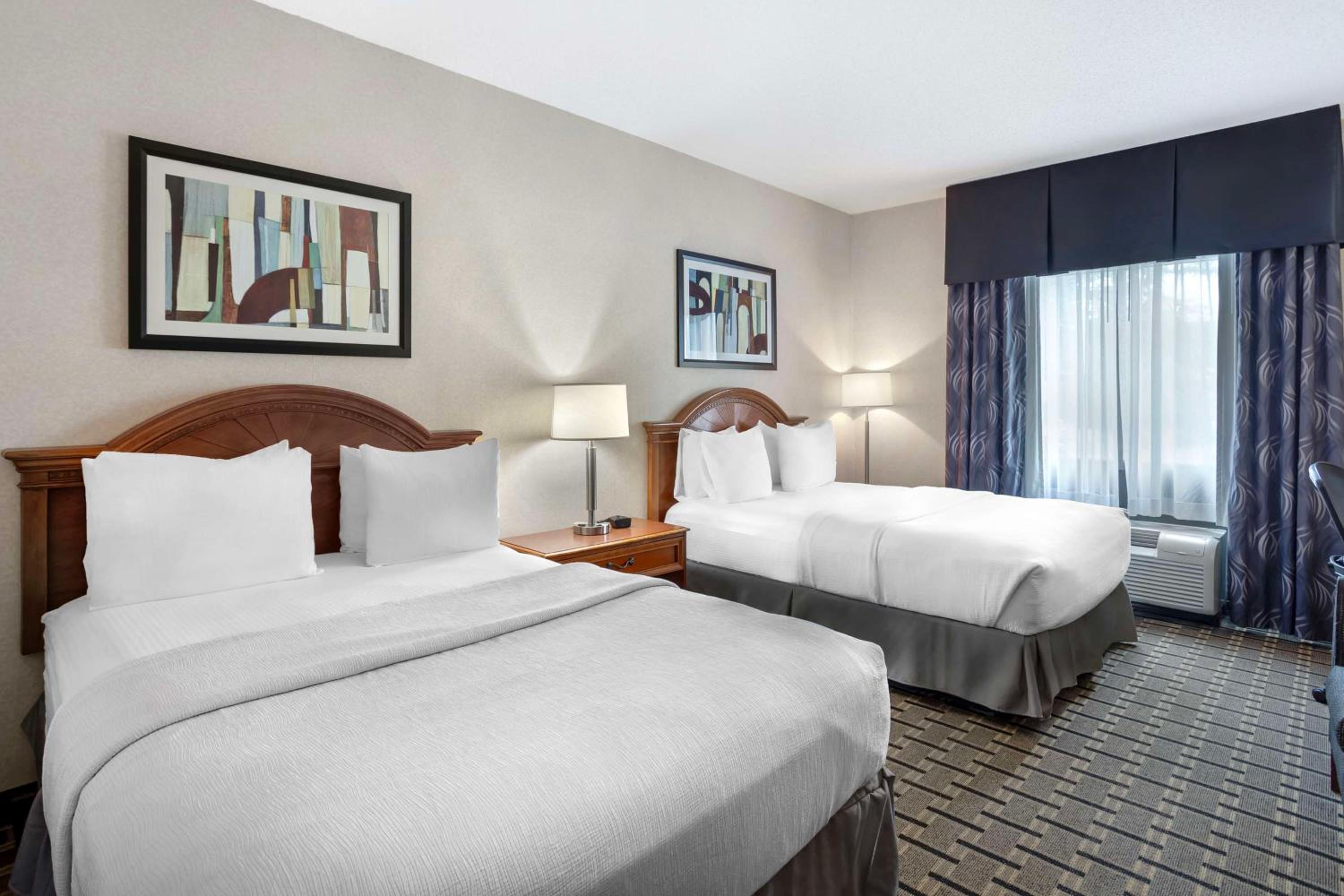 Queen Room with Two Queen Beds - Pet Friendly - Photo 2