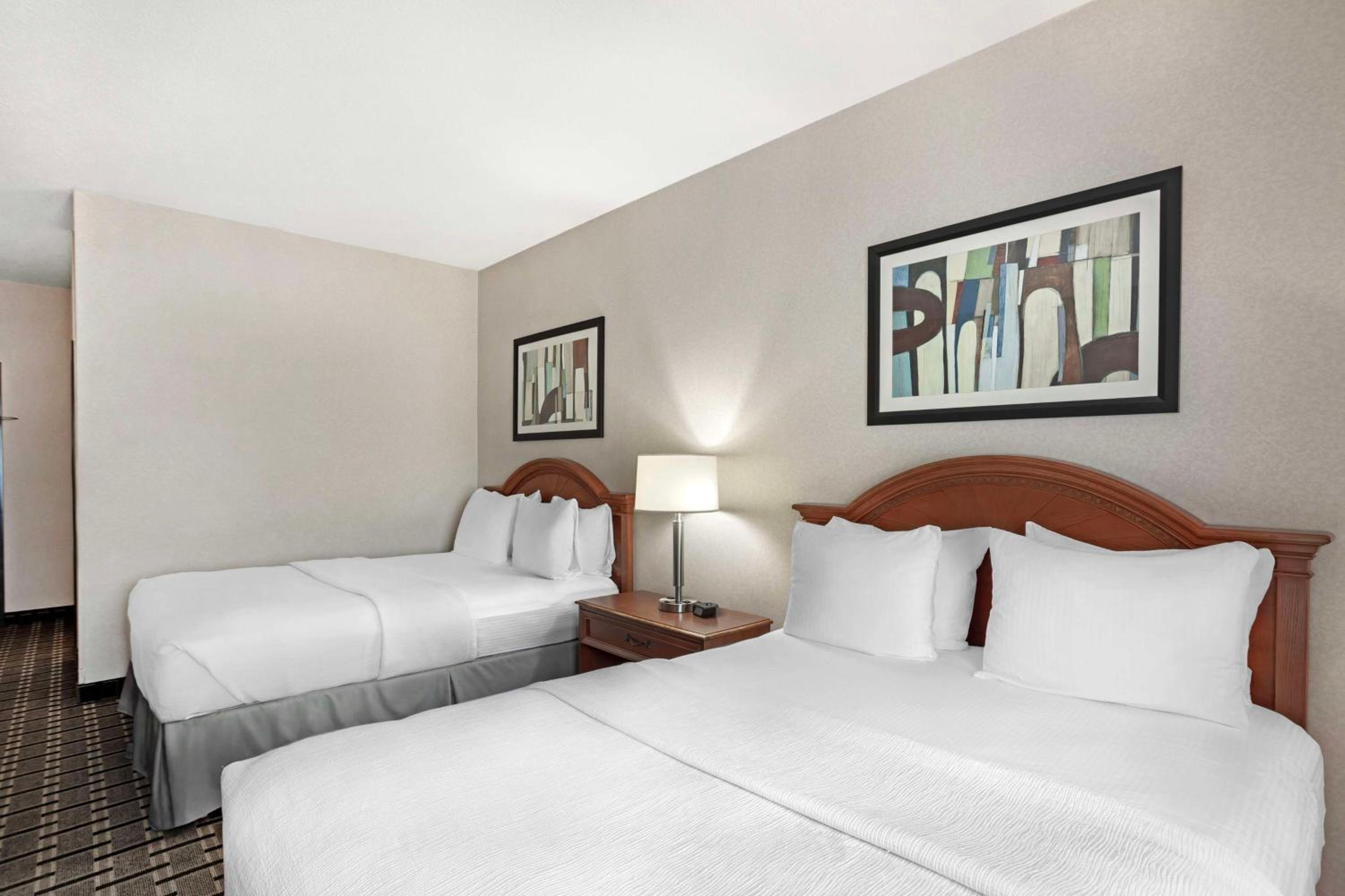 Queen Room with Two Queen Beds - Pet Friendly - Photo 4