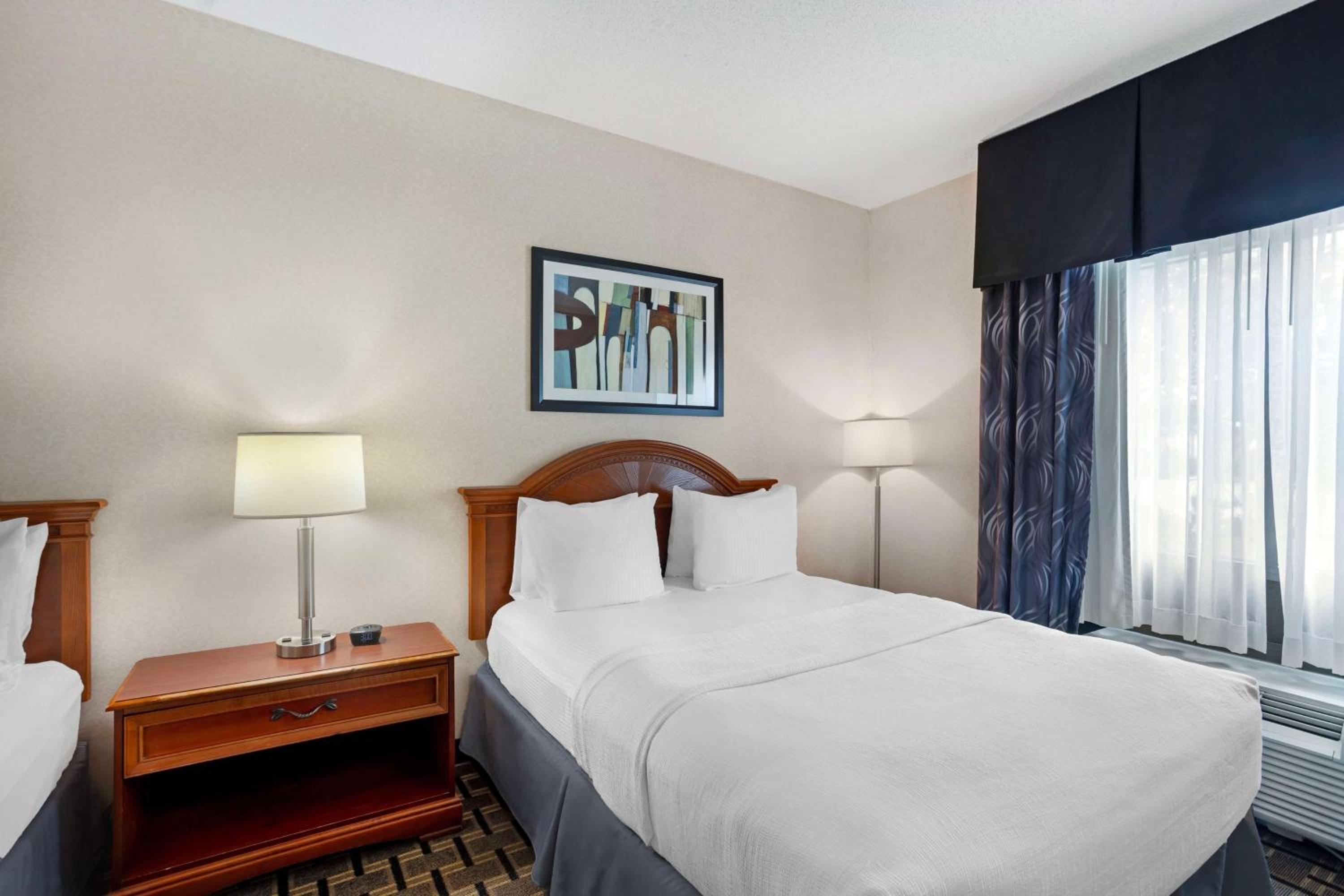 Queen Room with Two Queen Beds - Pet Friendly - Photo 5