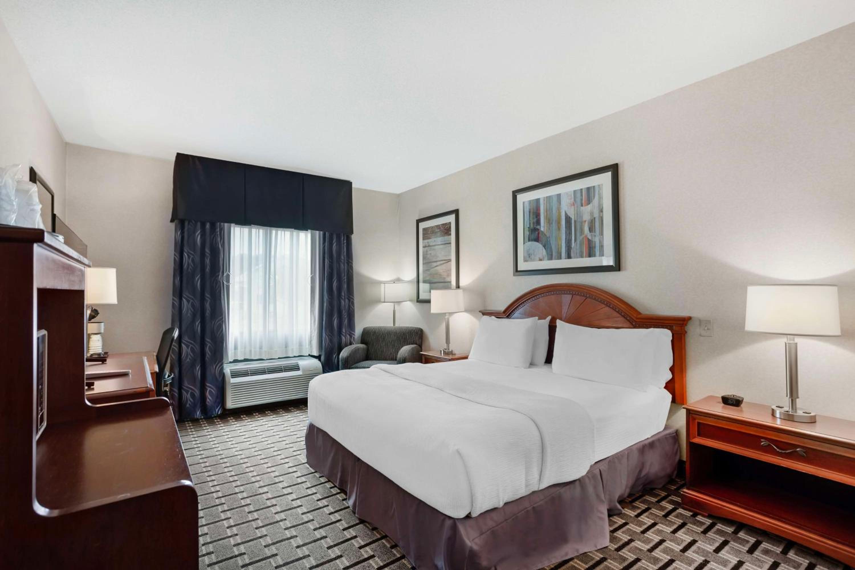 King Room - Non-Smoking - Photo 2